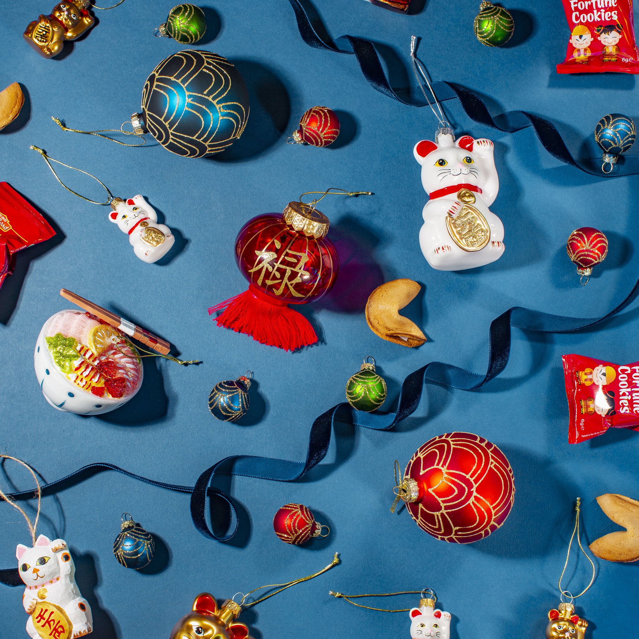Décoration de sapin chat porte-bonheur dans la collection Asie avec lanternes et biscuits chinois