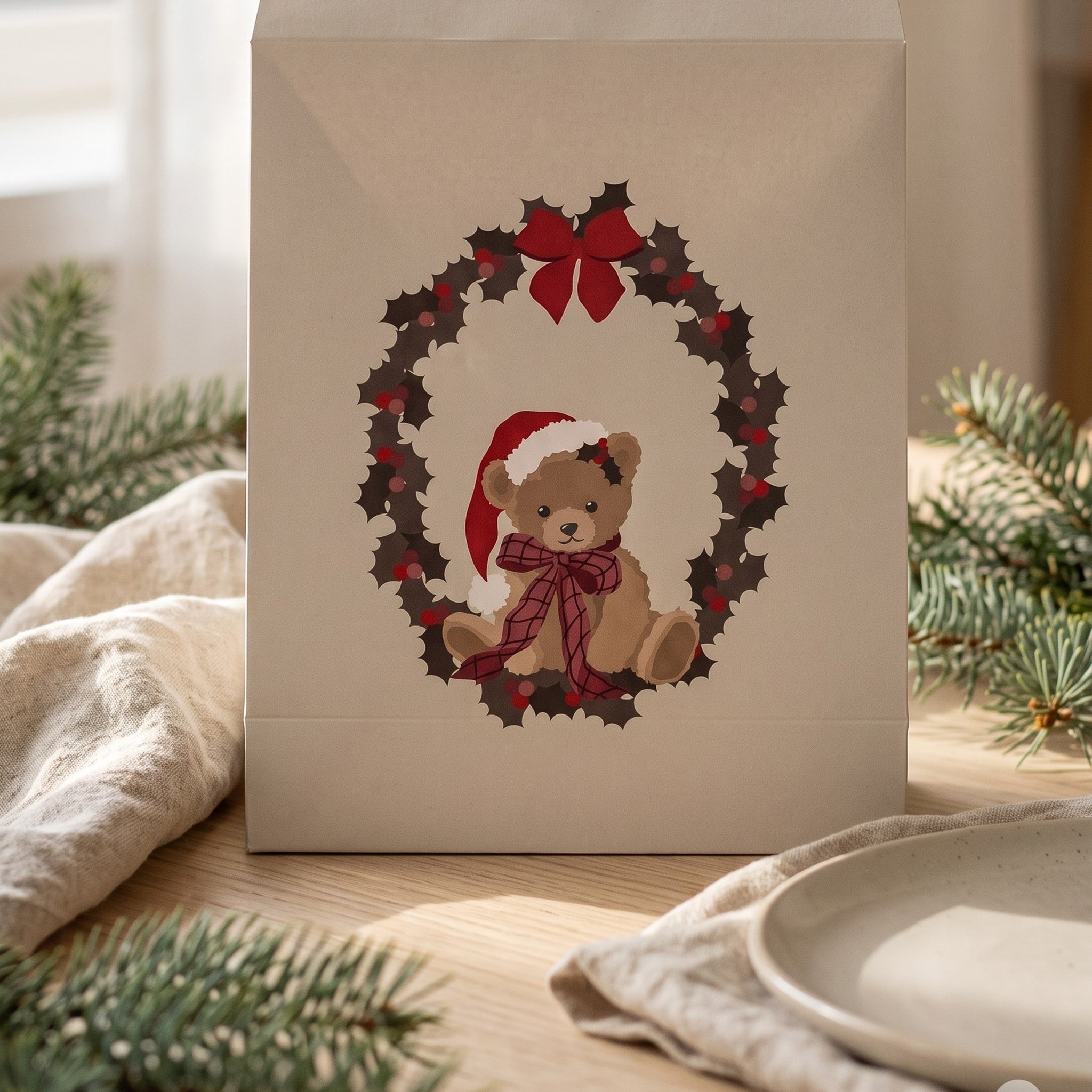 Sacchetto regalo beige con orsetto nella ghirlanda su un tavolo di legno con rami di abete