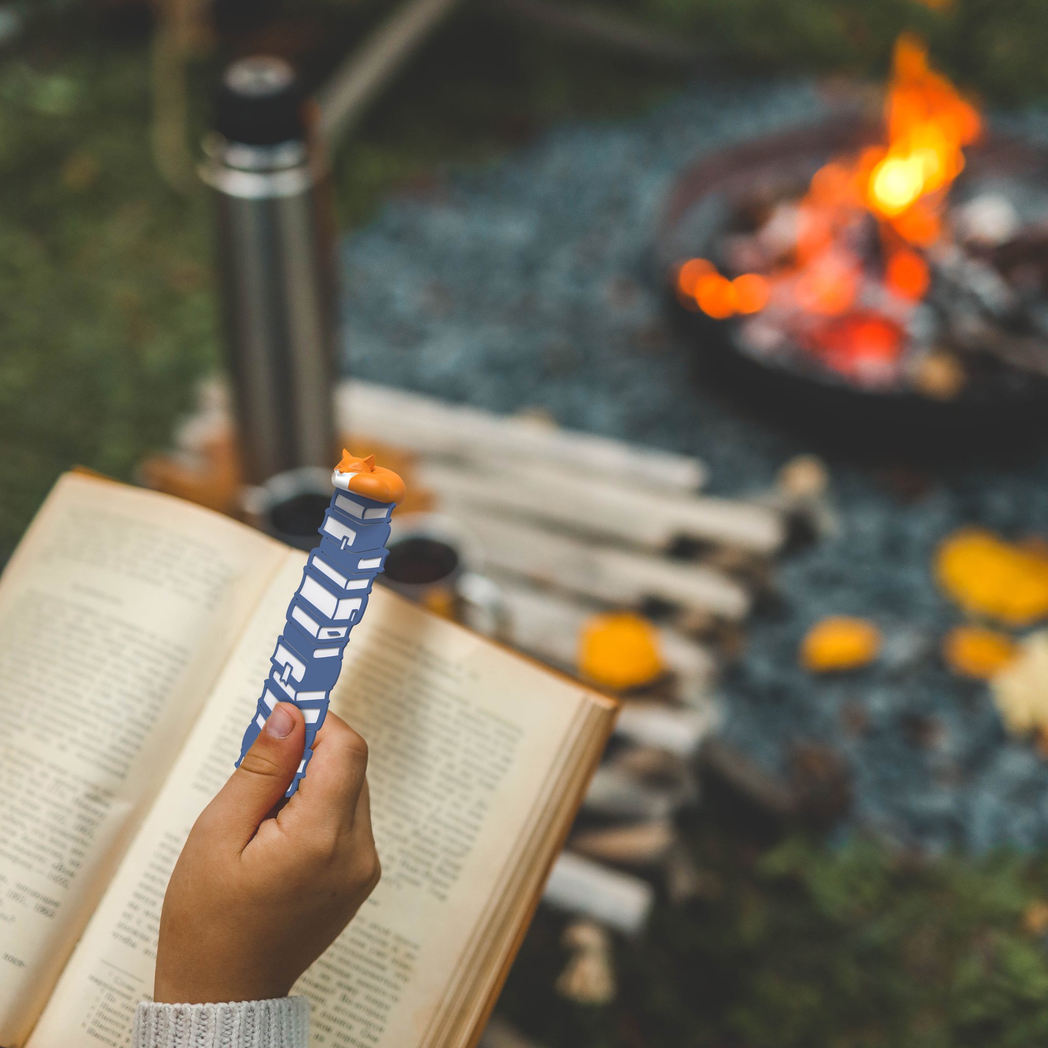 3D-Lesezeichen Fuchs in einem Buch am Lagerfeuer