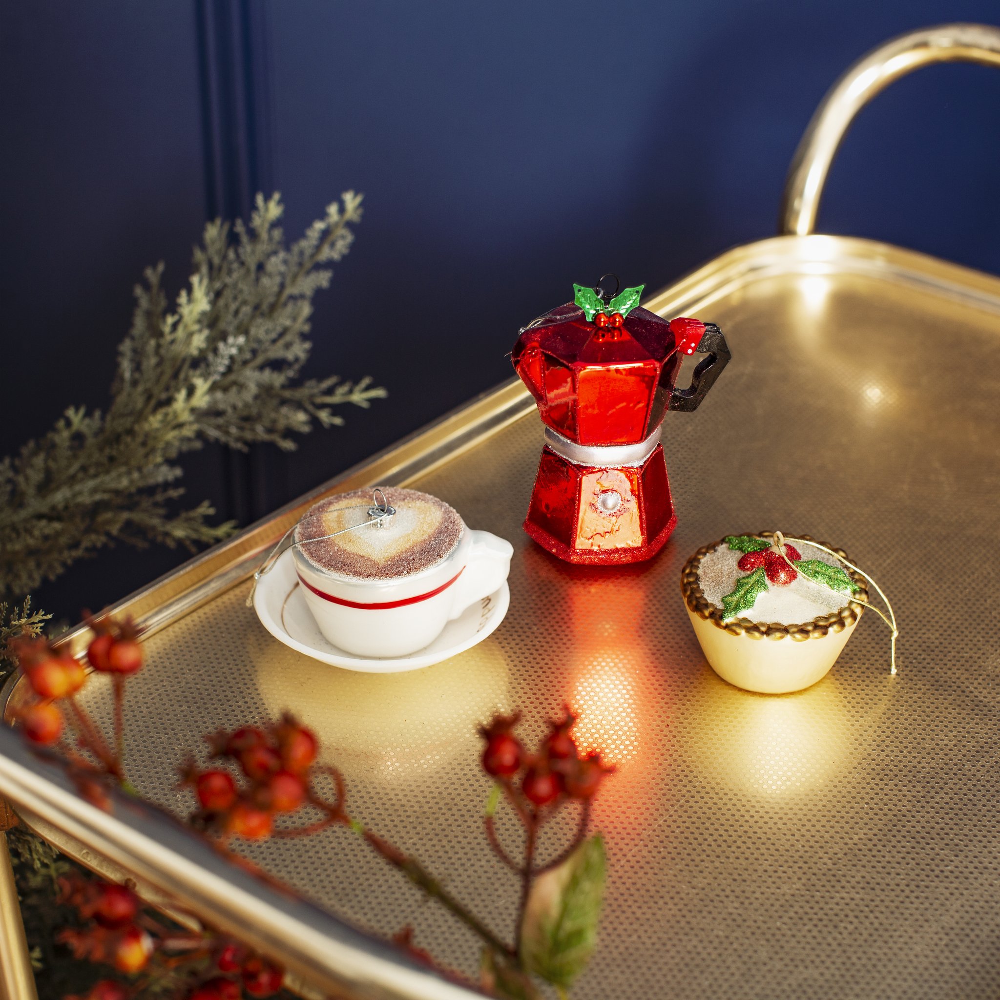 Weihnachtsbaumschmuck Kaffeekanne mit Tassen- und Gebäck-Anhängern auf goldenem Tablett