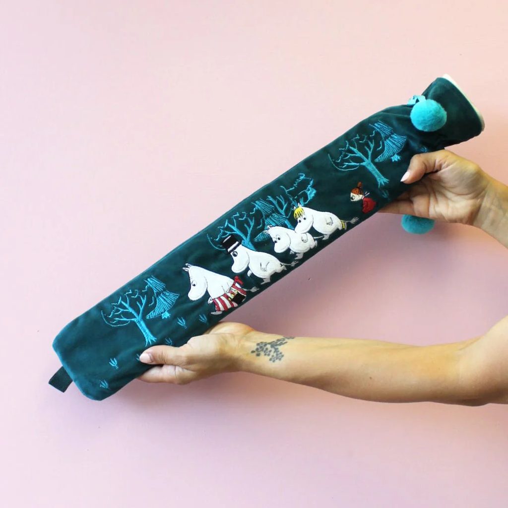 Moomin Schlauchwärmflasche – dunkelgrüner Velours mit Stickerei