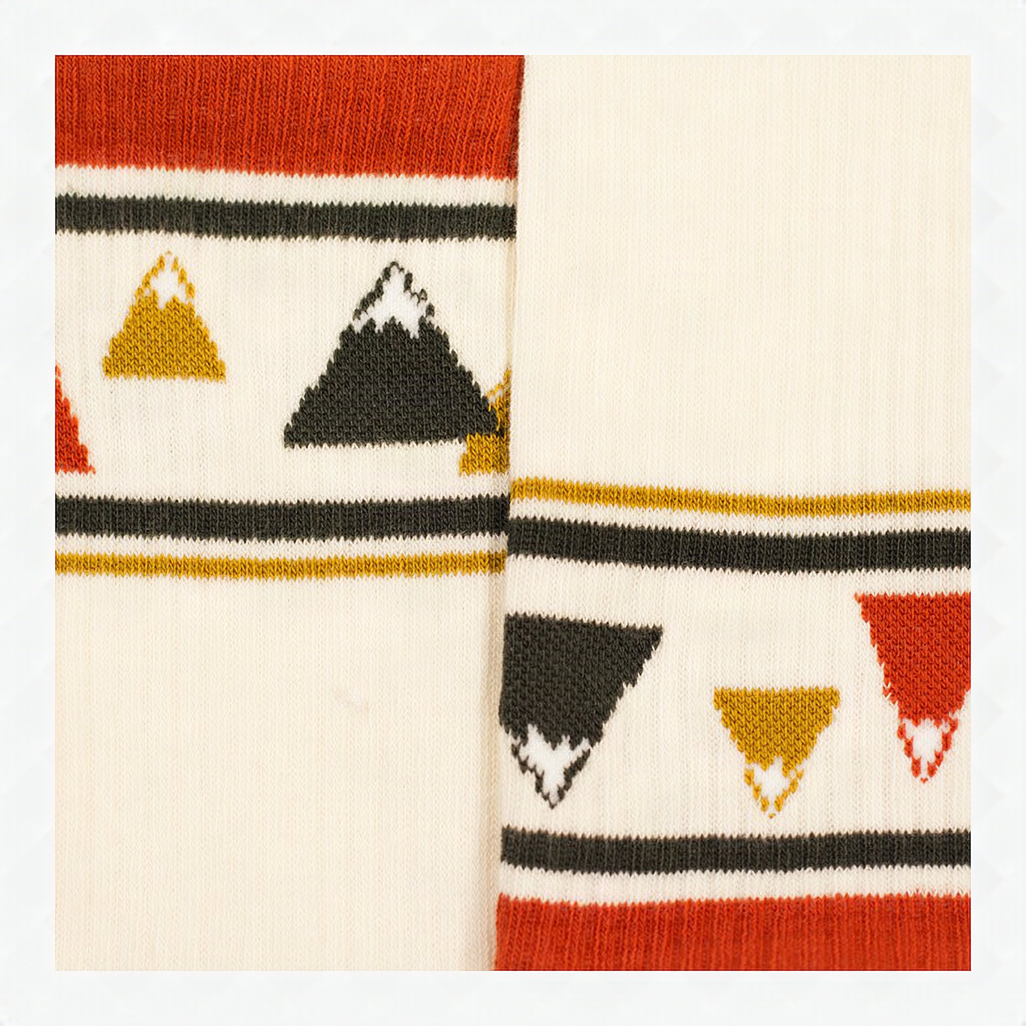 Detail des Strickmusters mit Bergen in Rot, Gelb und Schwarz