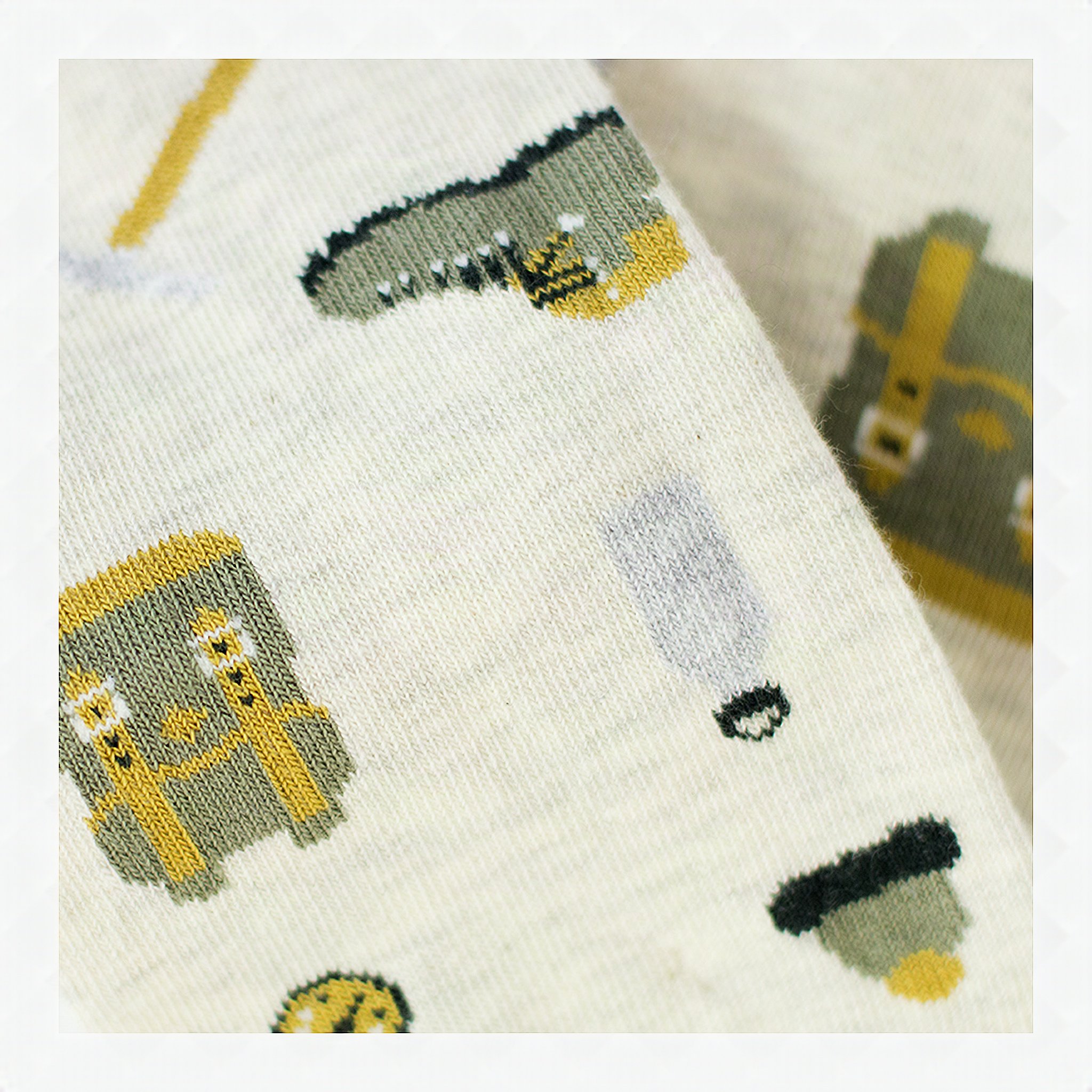 Detail des Strickmusters mit Rucksack, Wanderschuh und Zelt