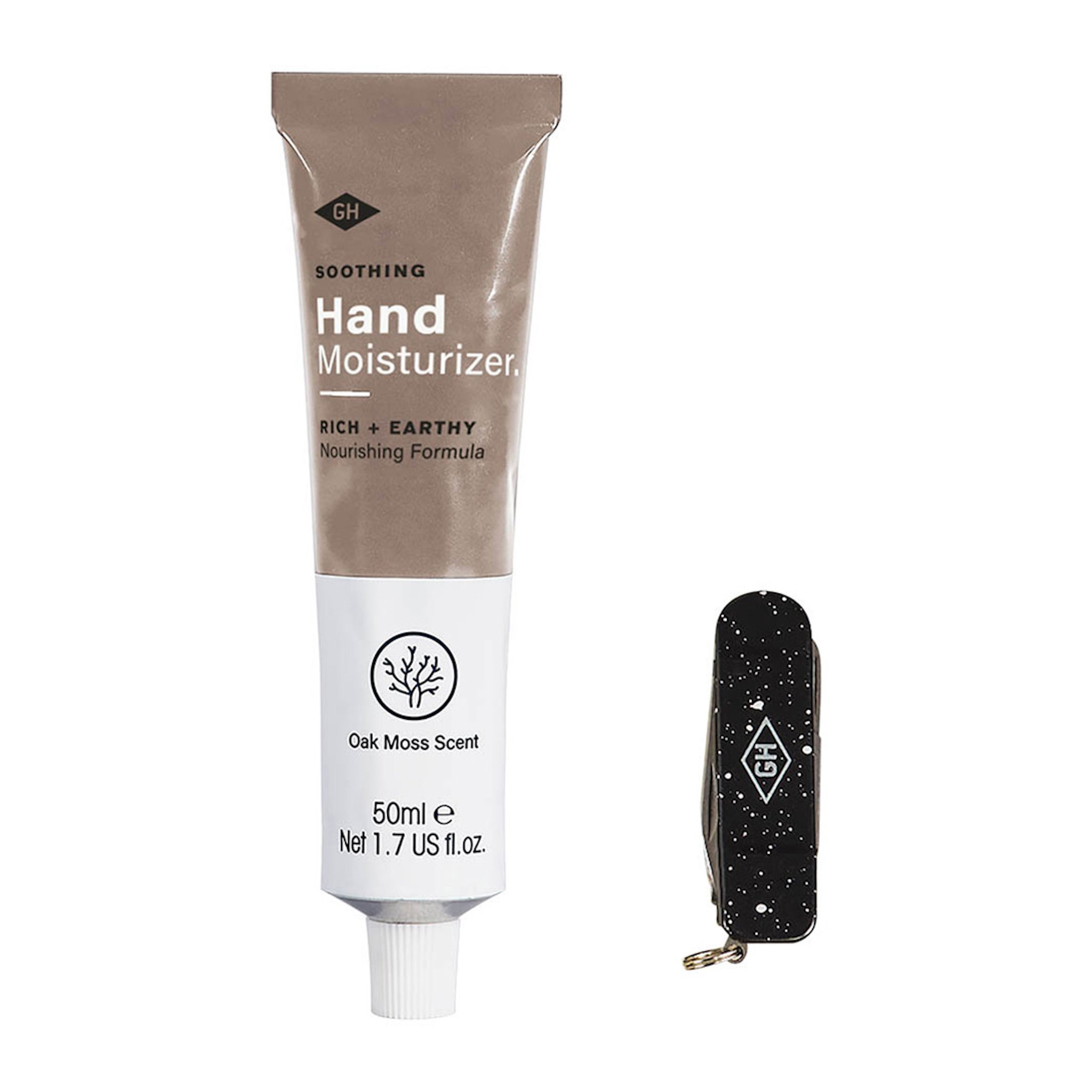 Freigestellt: Handcreme-Tube mit Eichenmoos-Duft neben dem schwarz gesprenkelten Multitool aus dem Handpflege-Set