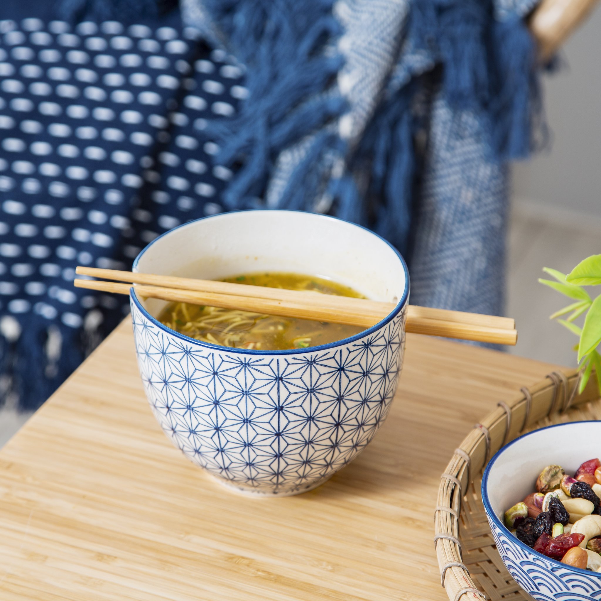 Ciotola Sashiko Sass & Belle riempita con zuppa di noodle asiatica e bacchette su tavolo in legno – scatto lifestyle