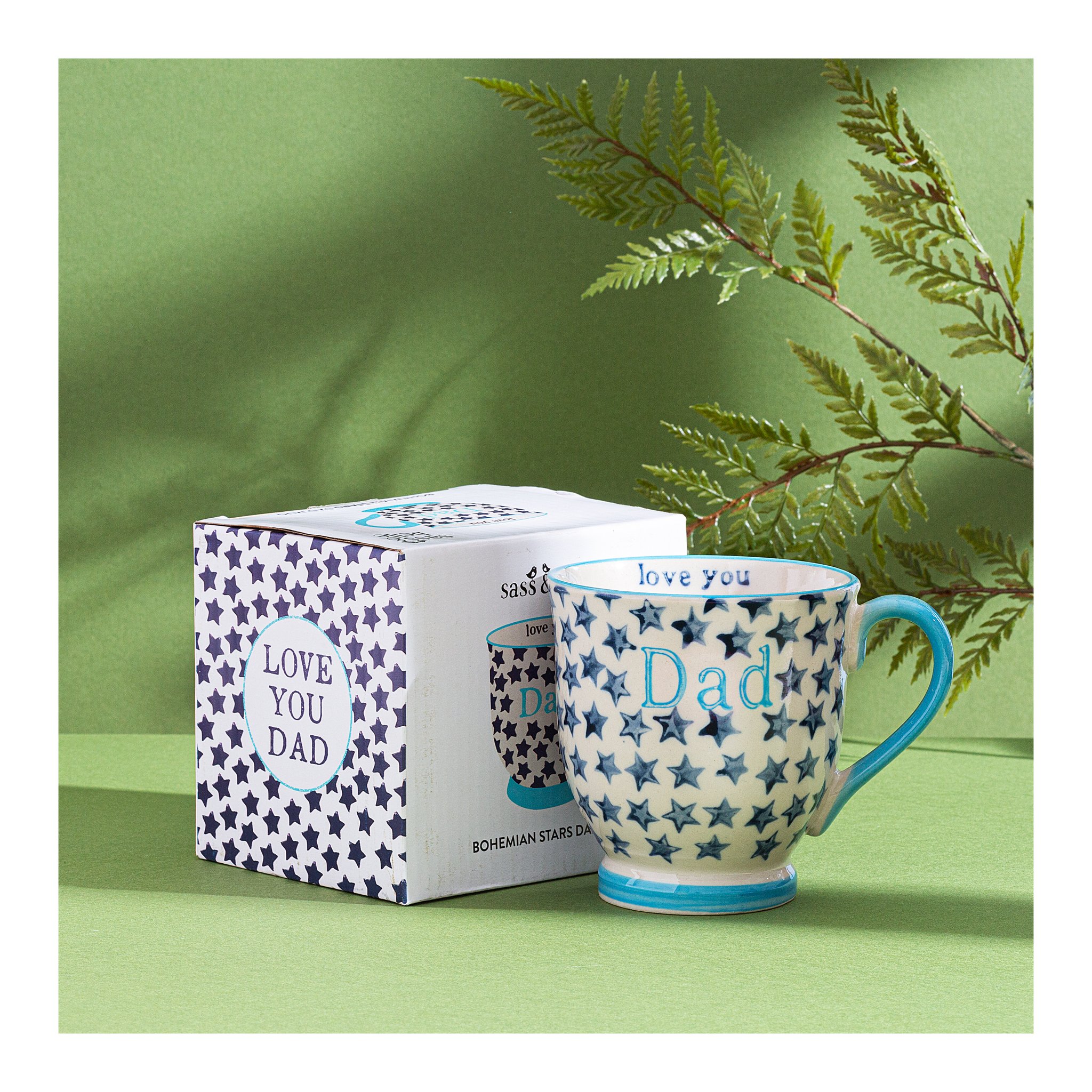 Love You Dad Tasse neben der Geschenkbox mit Sternen