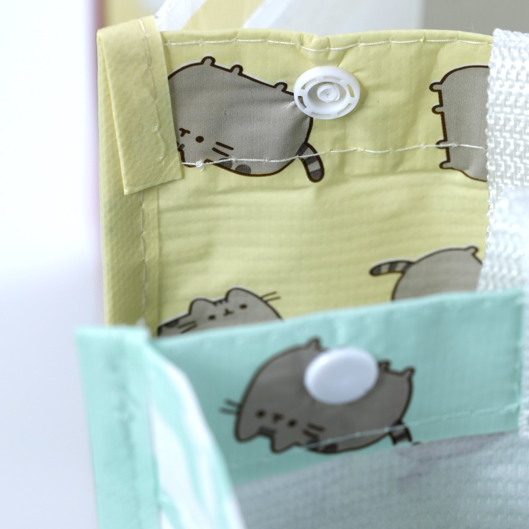 Detailaufnahme des Klettverschlusses am Pusheen-Behaelter