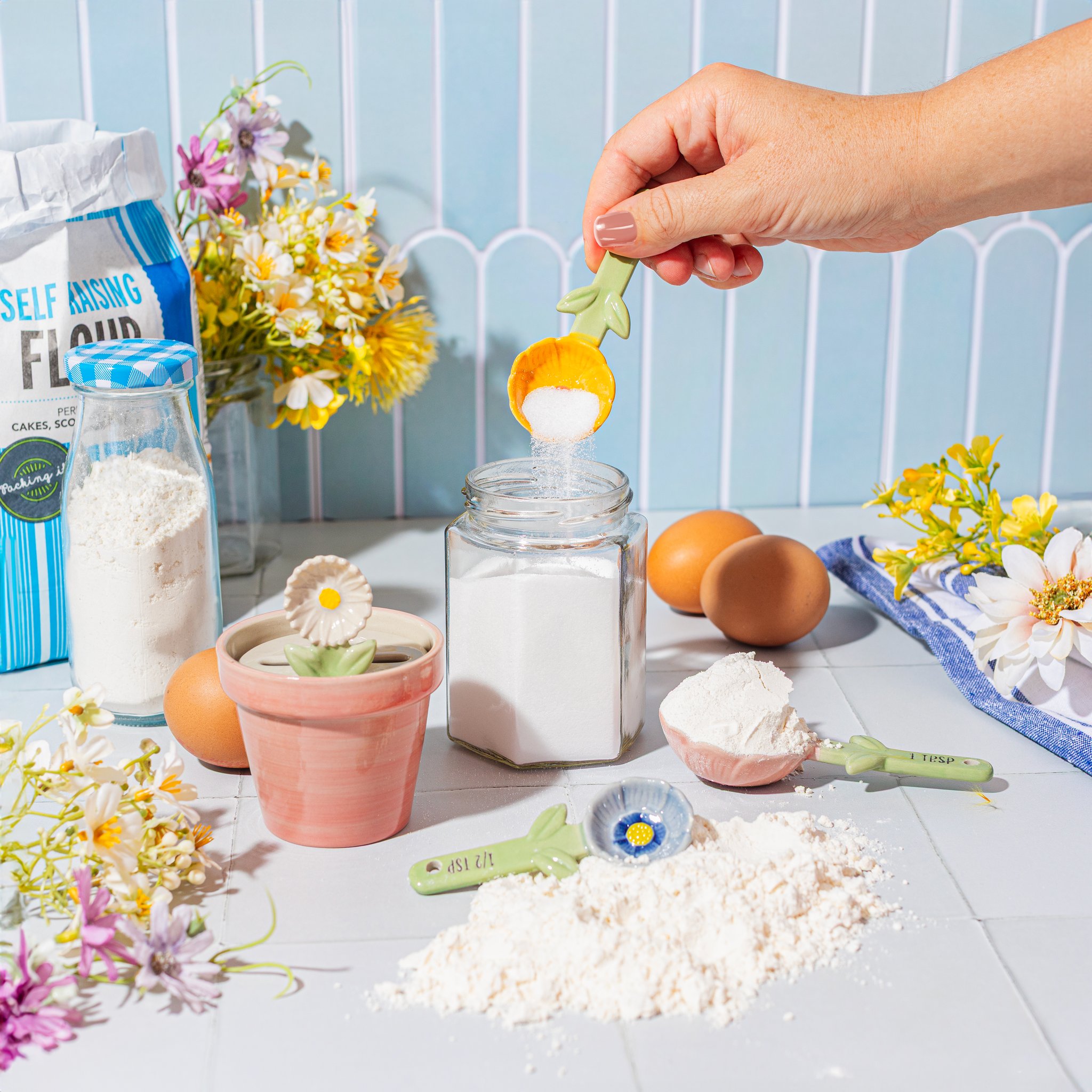 Blumen-Messlöffel mit Topf – beim Abmessen von Mehl