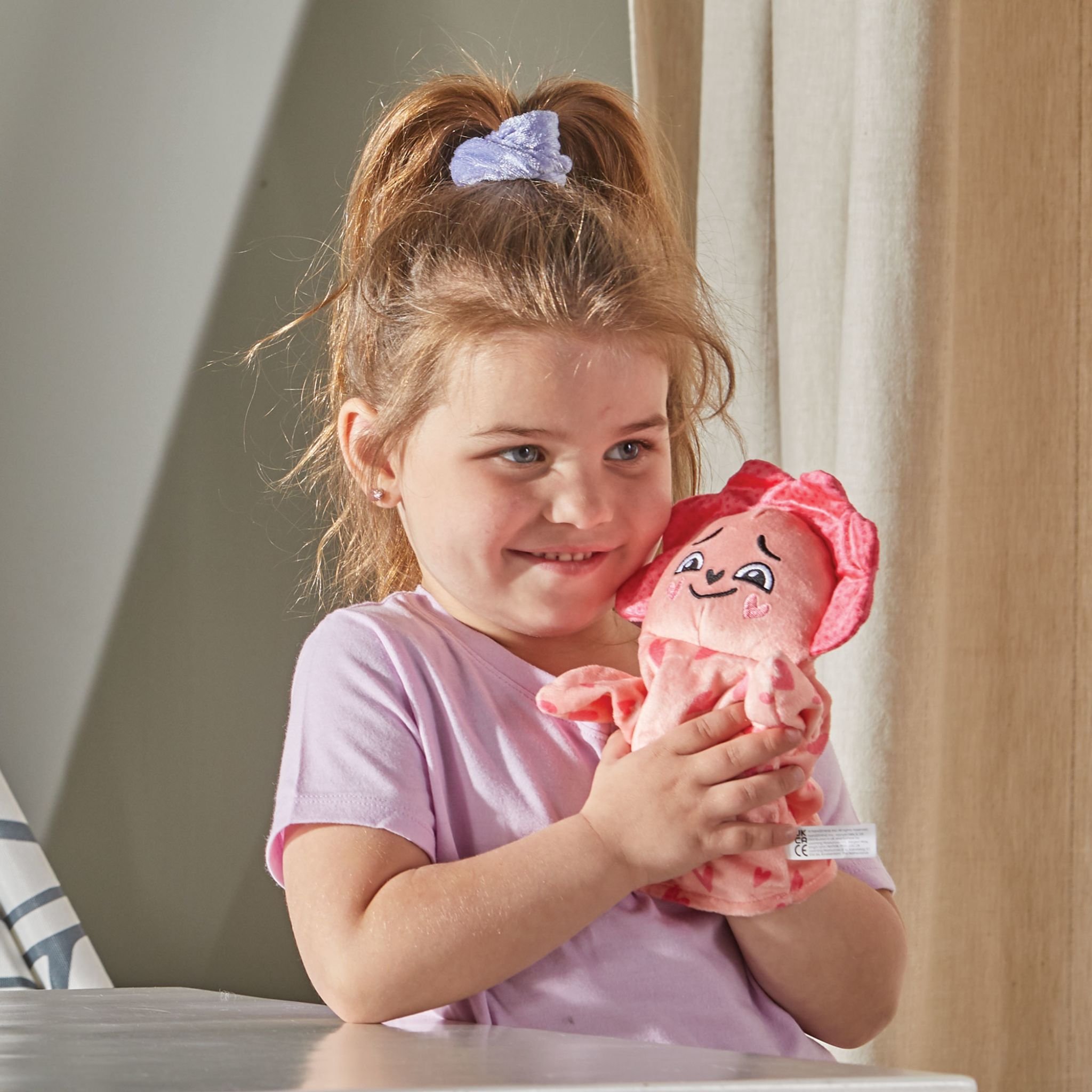 Gefühle-Familie Handpuppen 5er-Set – Mädchen umarmt die Handpuppe Geliebt