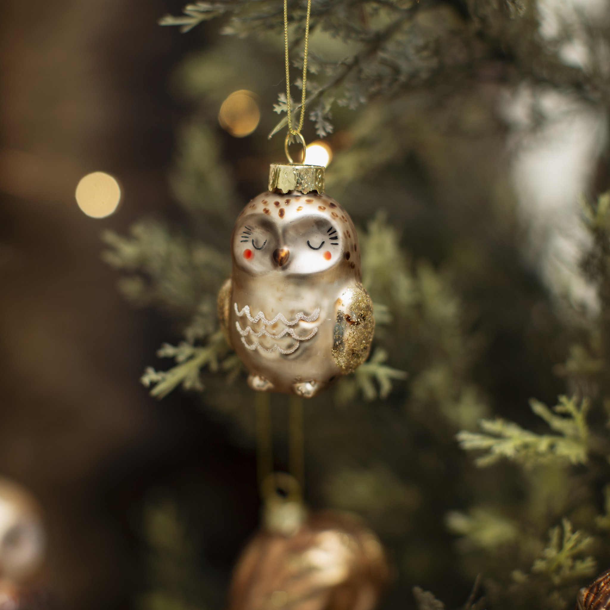 Décoration de sapin hibou suspendue dans le sapin, gros plan