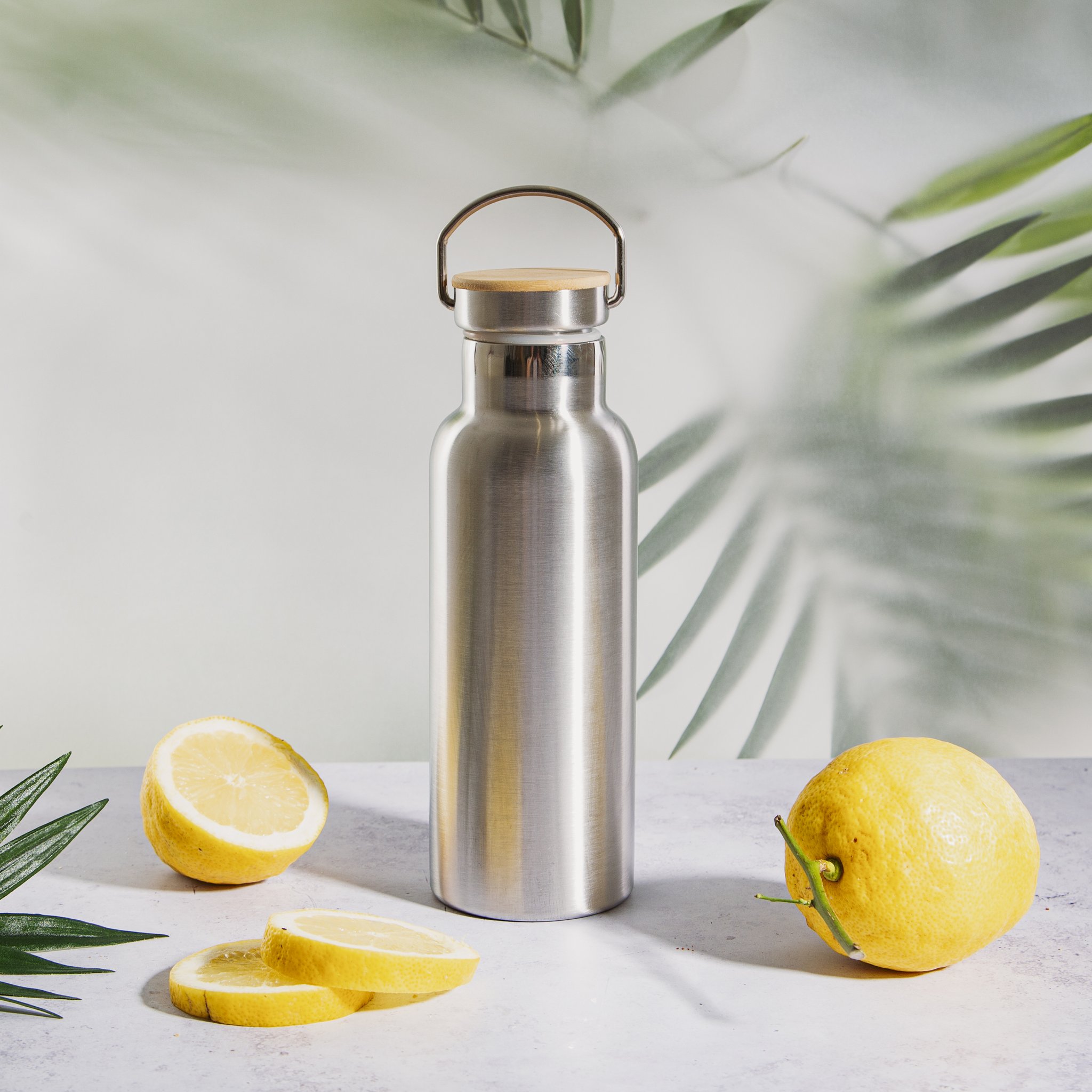 Borraccia in acciaio inox con coperchio in bambù Sass & Belle con limoni e foglie di palma