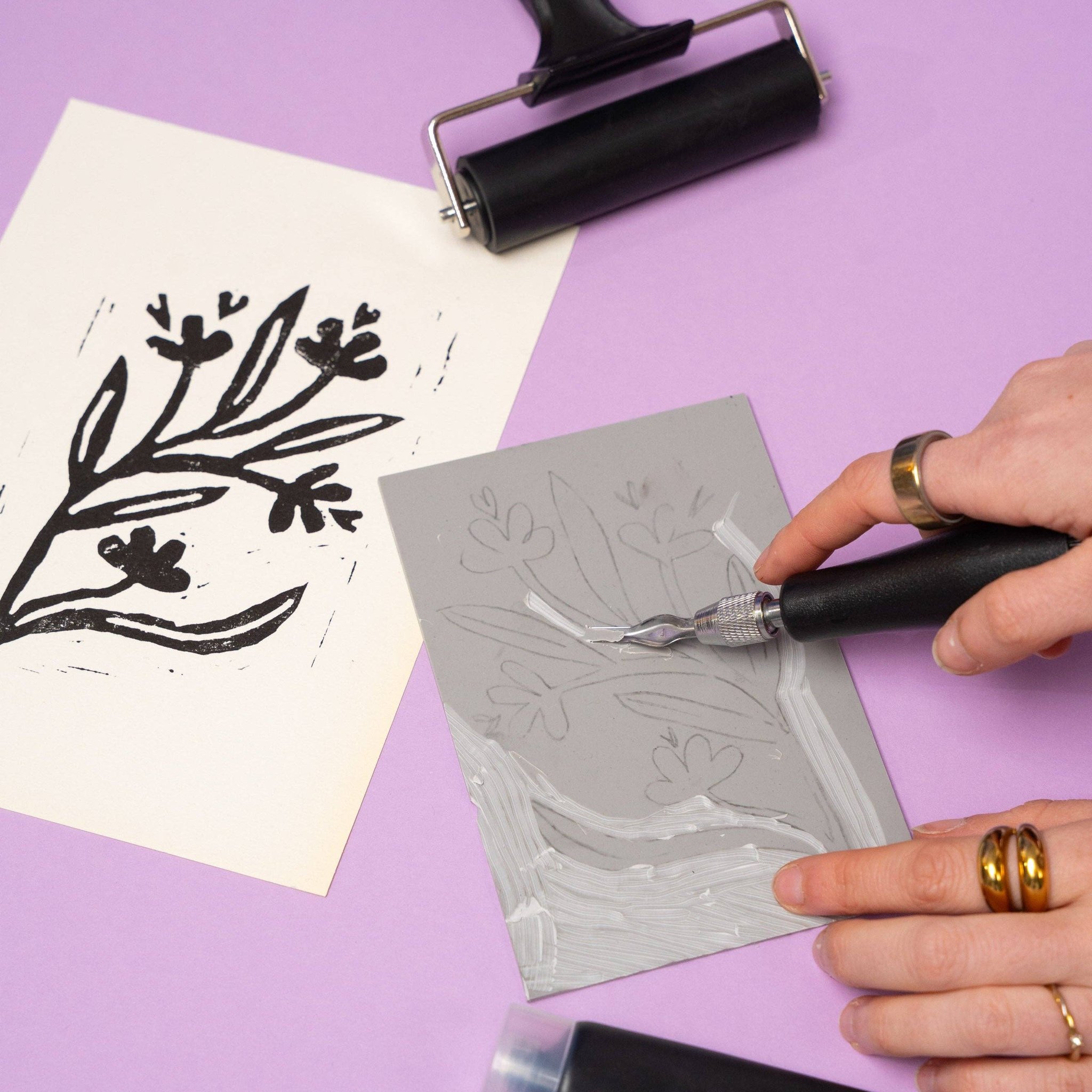 Box fai da te per linoleografia Stitchly – intaglio di un blocco di linoleum con la sgorbia