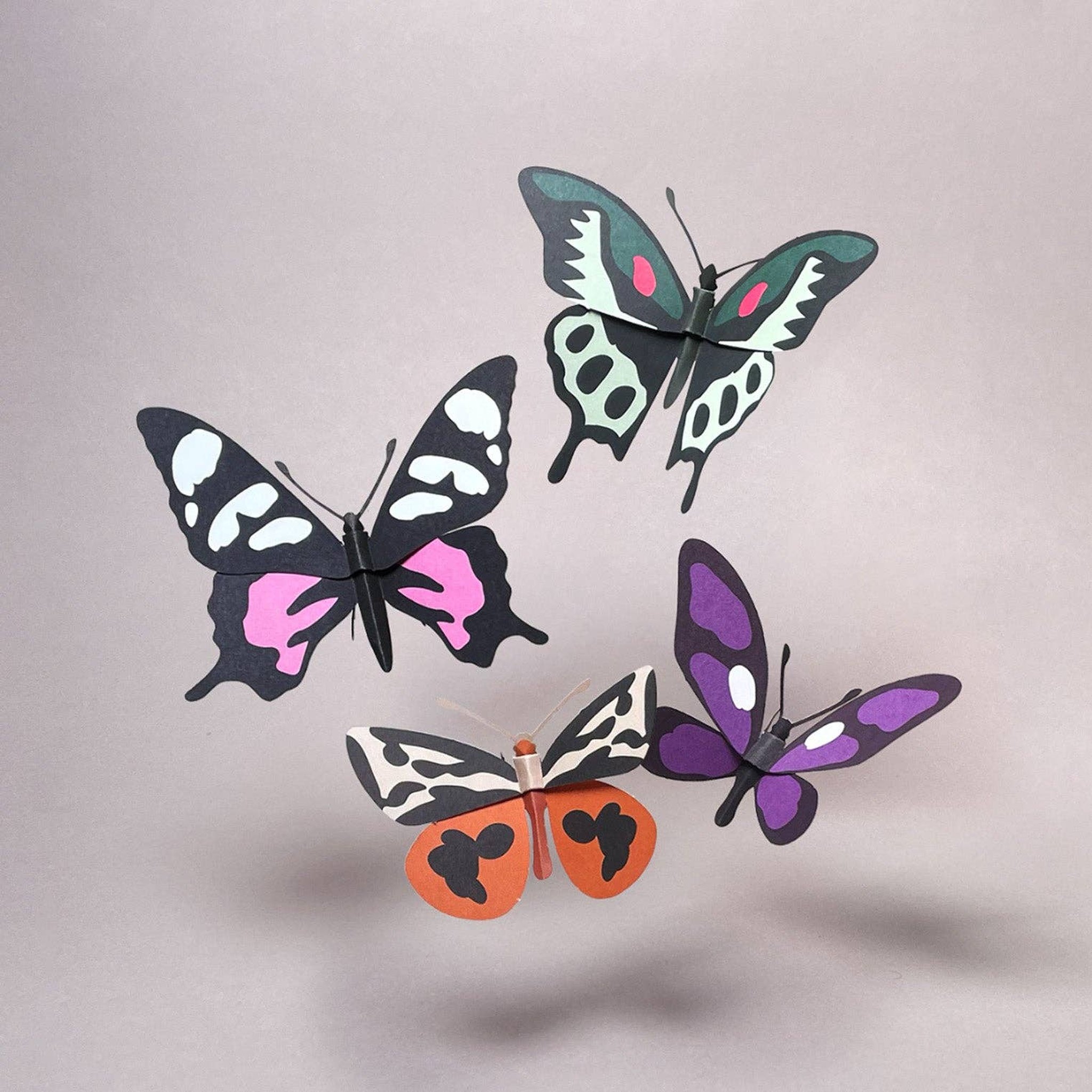 Fertig gebastelt: 3D-Modell Schmetterlinge aus Papier