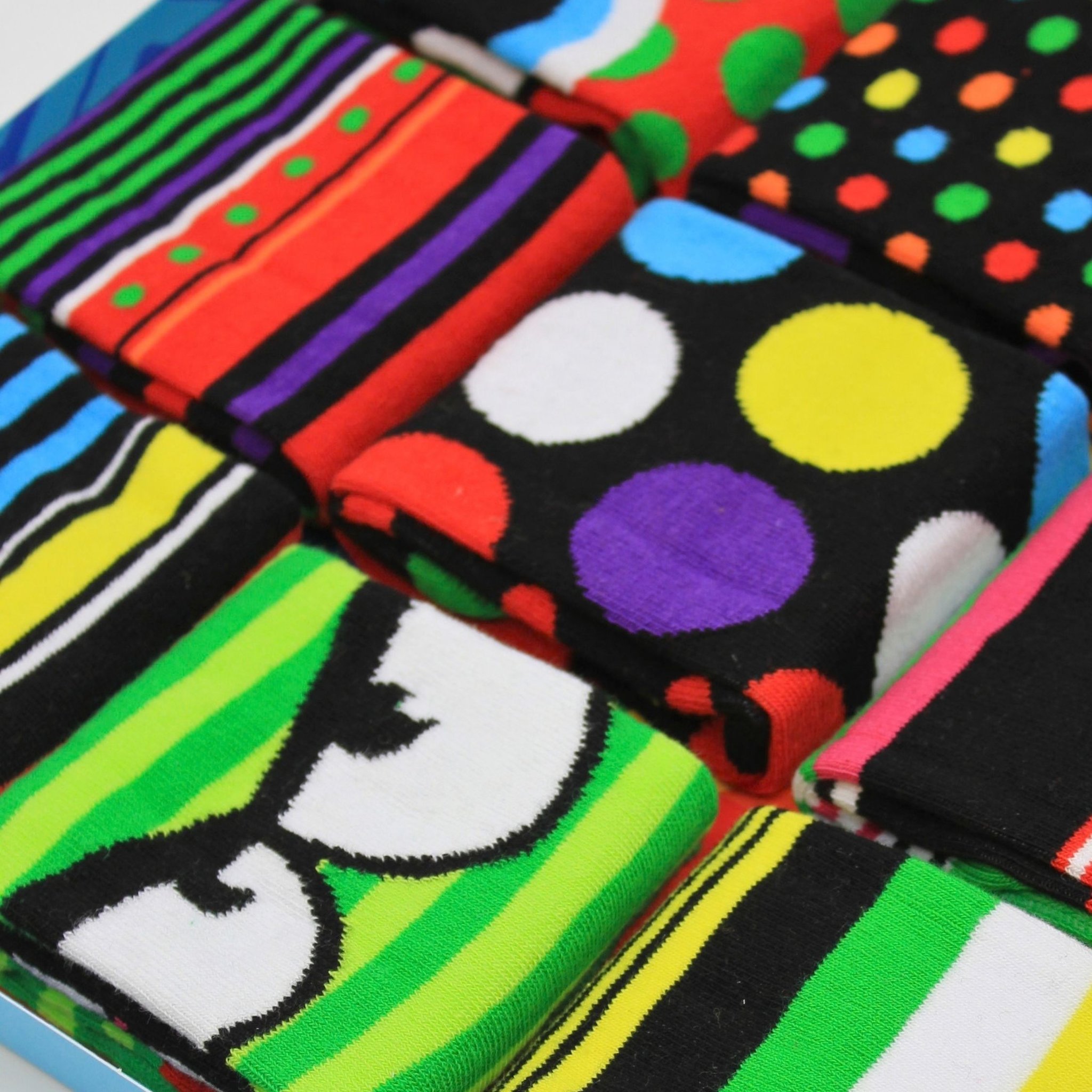 Gros plan des chaussettes à pois et à rayures