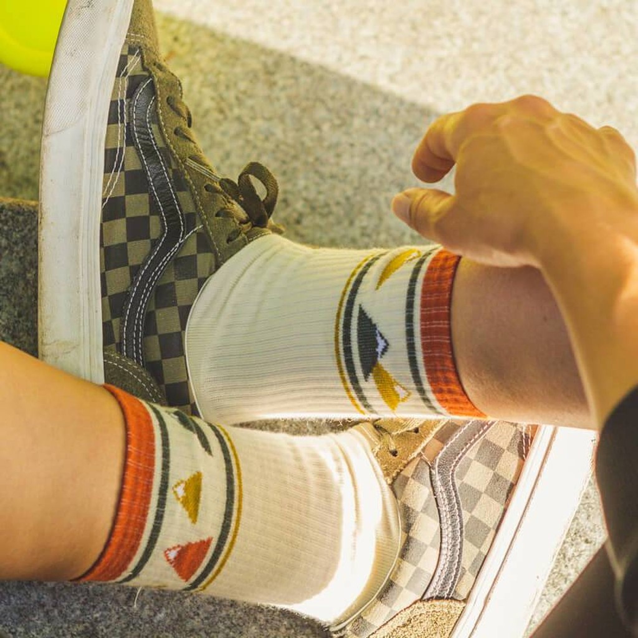 Bergsocken werden angezogen, Blick auf Sneaker und Bund