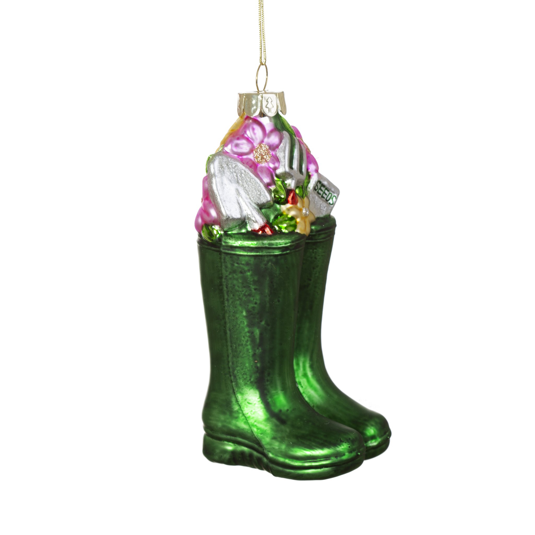 Sass & Belle Gummistiefel-Weihnachtsbaumschmuck aus Glas – Perspektivansicht der grünen Gummistiefel mit Blumen, Saatpaket und Gartengabel