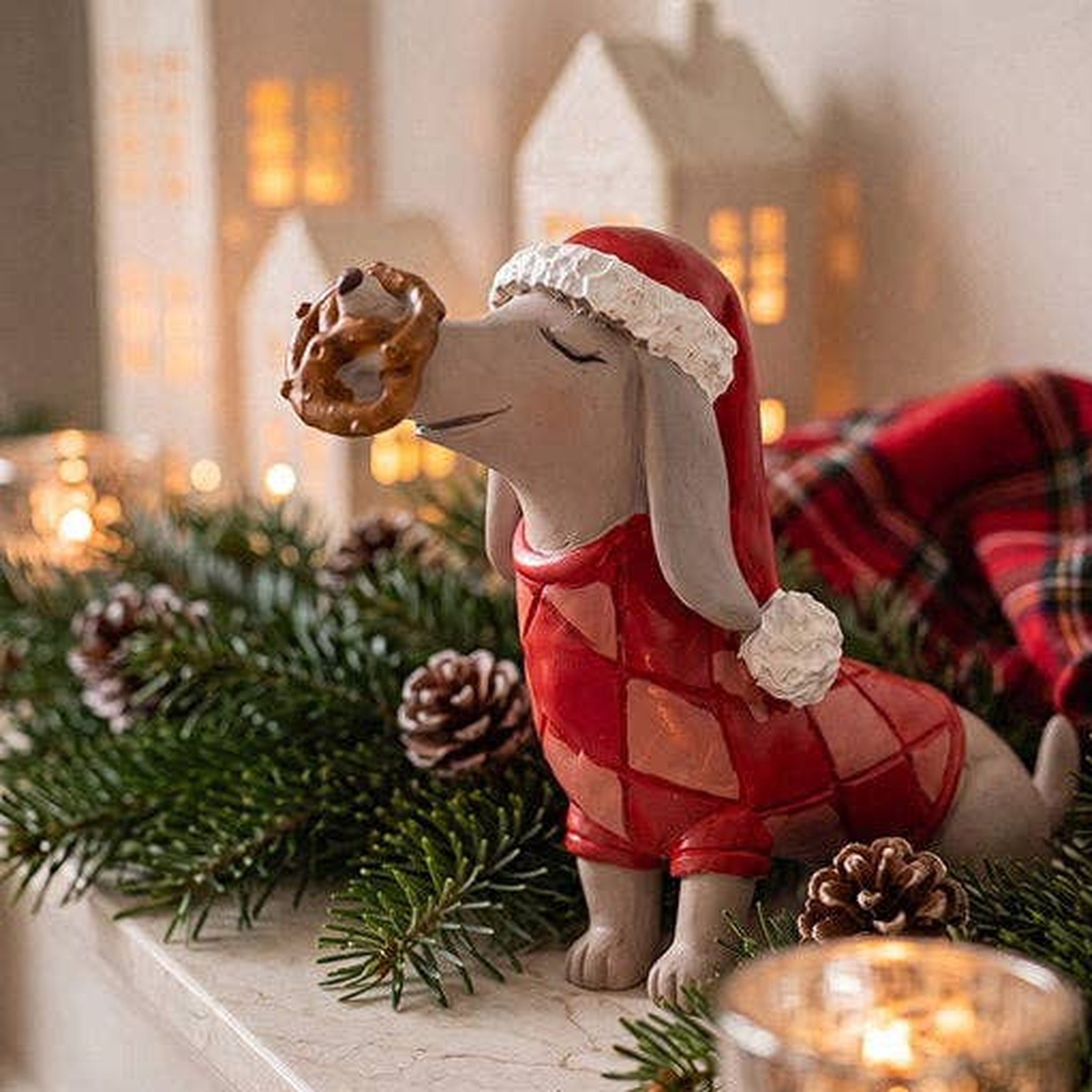 Dackel-Figur mit Weihnachtsmütze – Stimmungsbild
