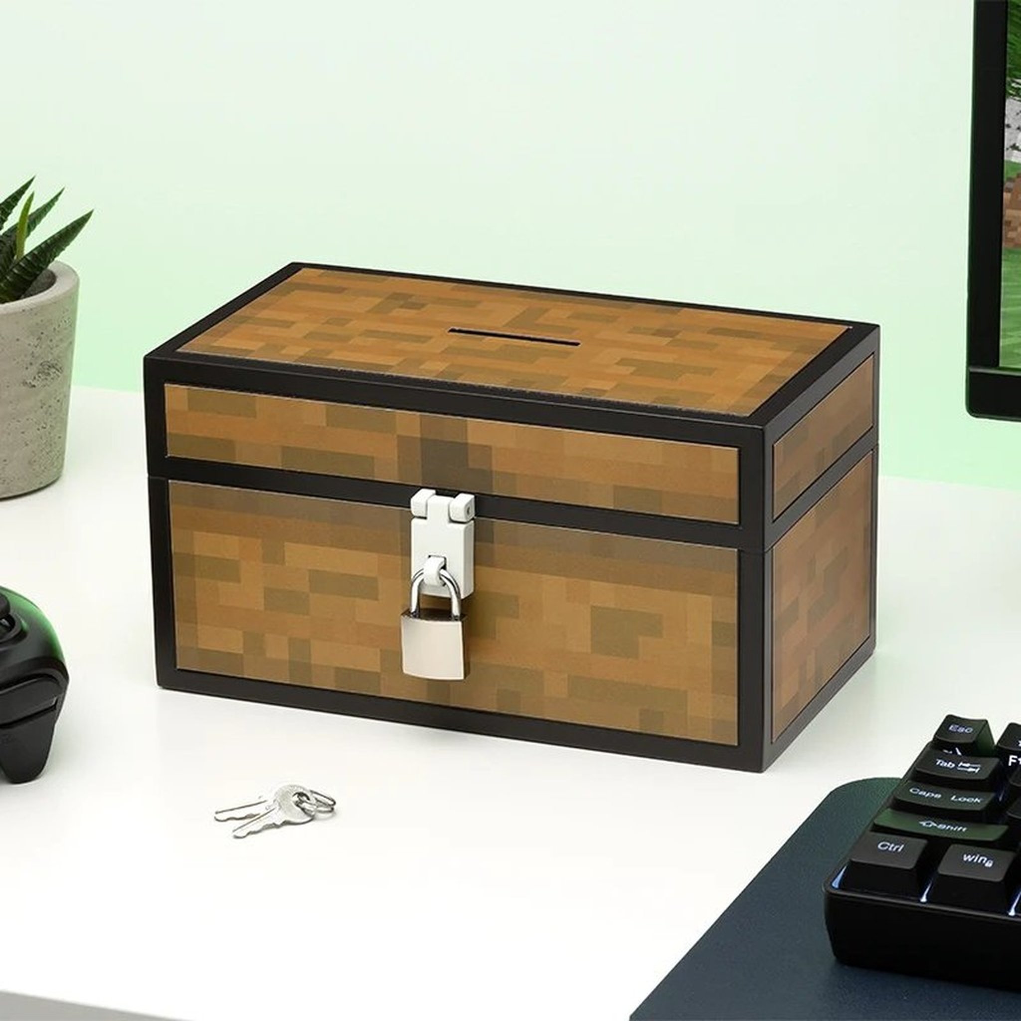 Truhen-Spardose neben einer Tastatur