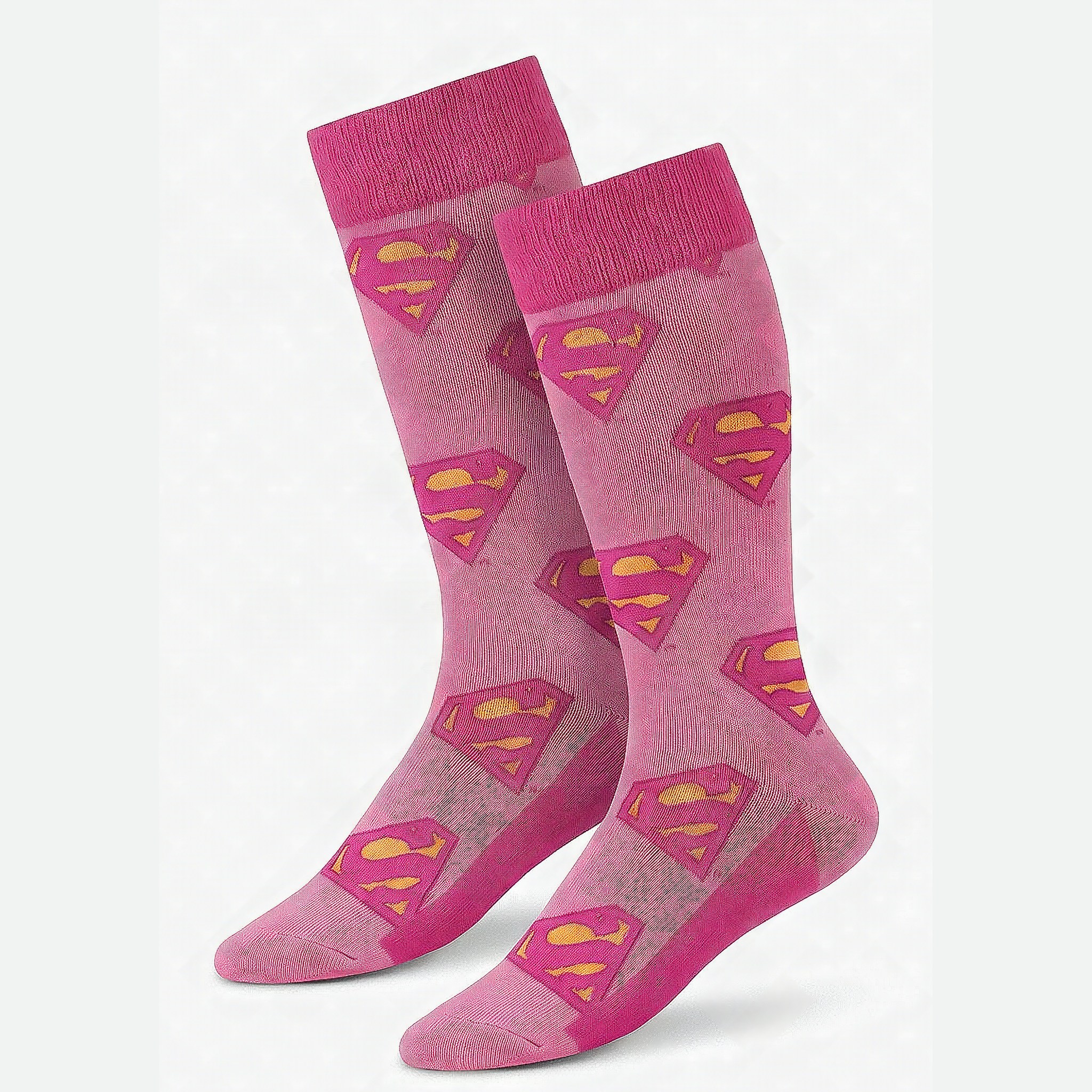 Chaussettes hautes roses parsemées de blasons Superman jaune-orange