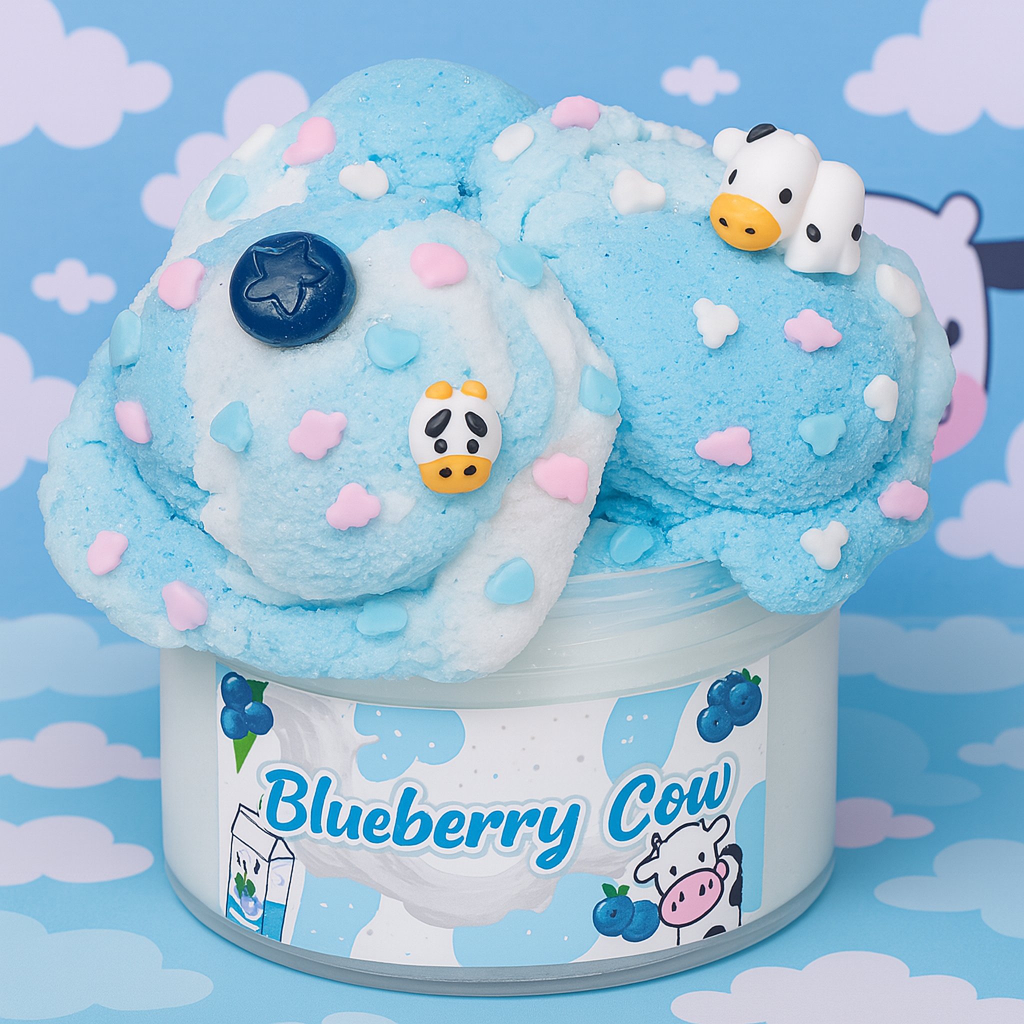 Blueberry Cow Cloud-Slime mit Kuh- und Heidelbeer-Charm vor Wolken-Hintergrund (KI-Darstellung)