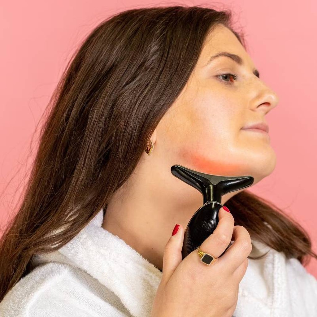 Strafferer Hals und Gesichtshaut