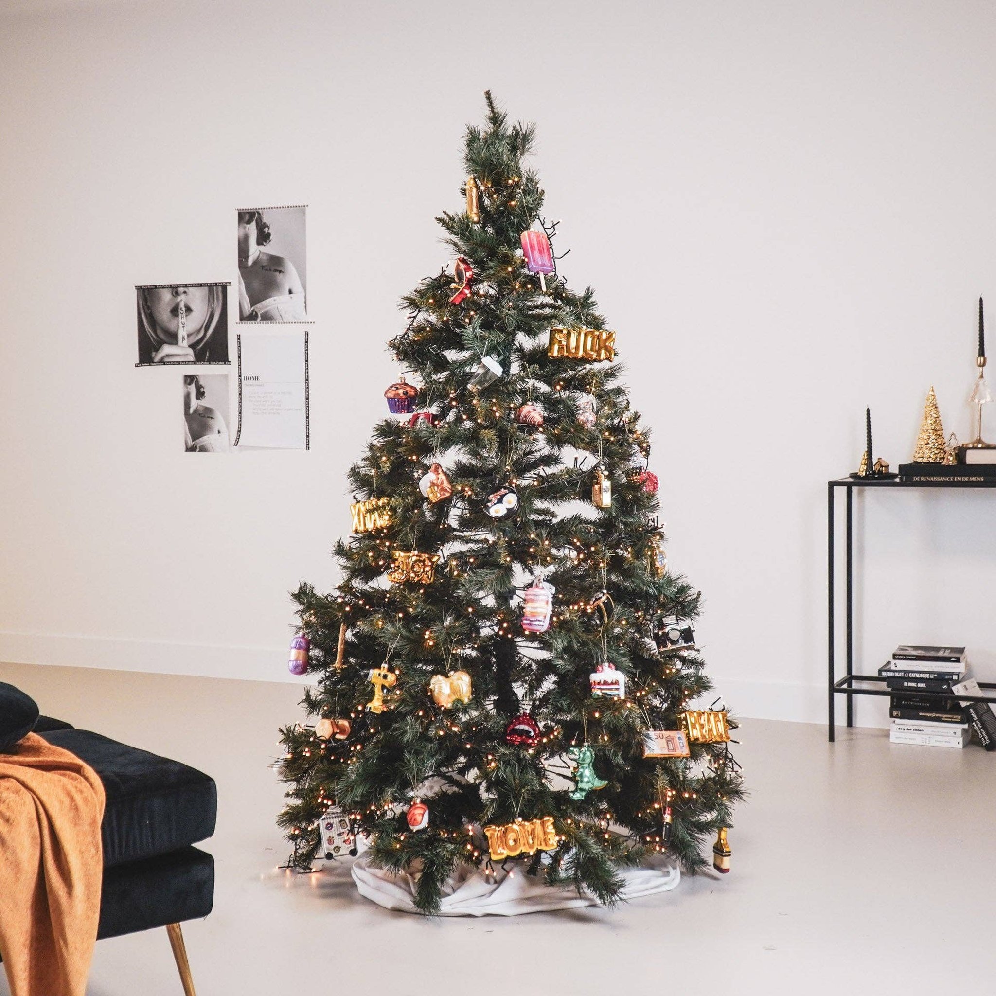 Geschmückter Weihnachtsbaum im Wohnzimmer mit Retro-Kamera Anhänger und weiterer Deko
