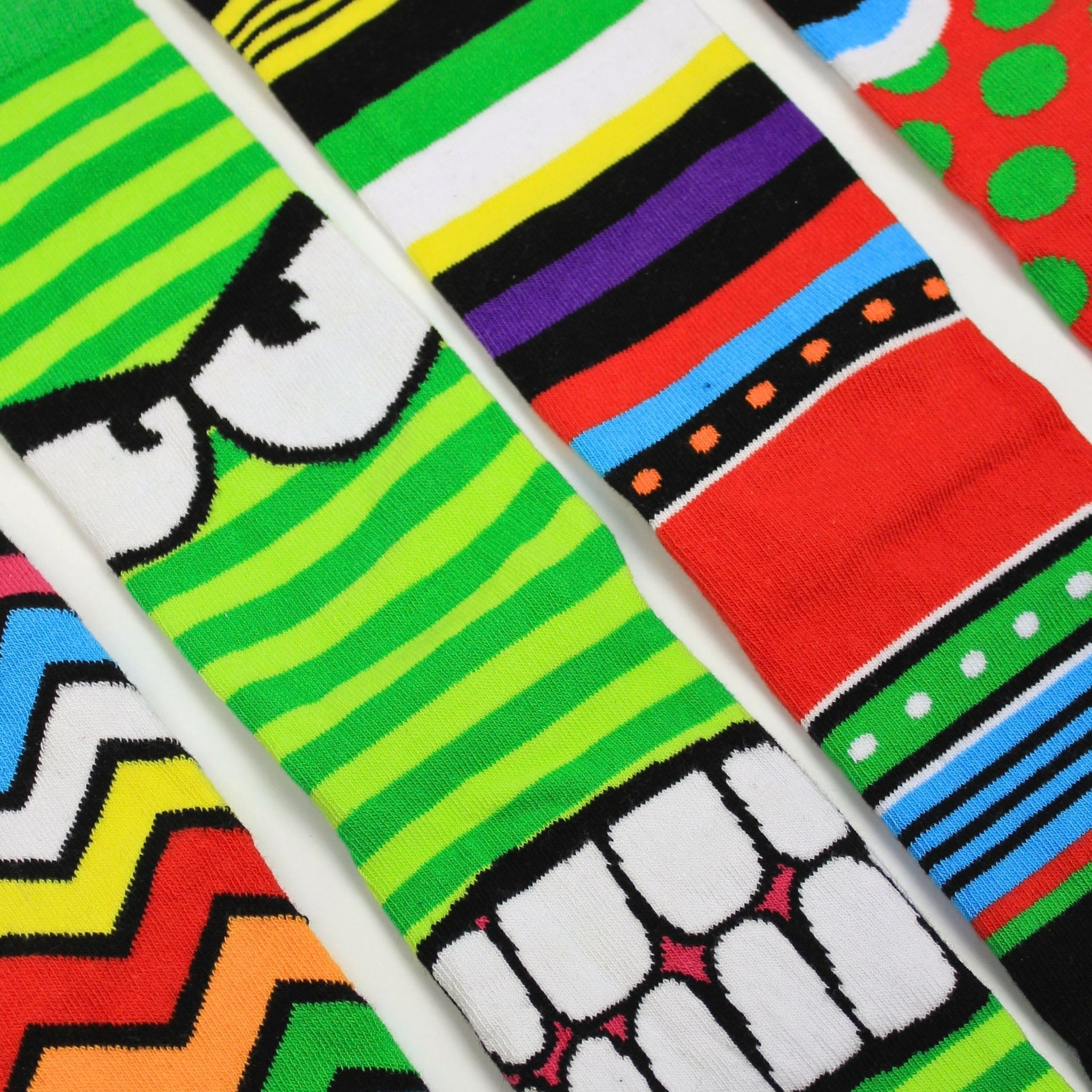 Détail des chaussettes avec zigzags, yeux et dents