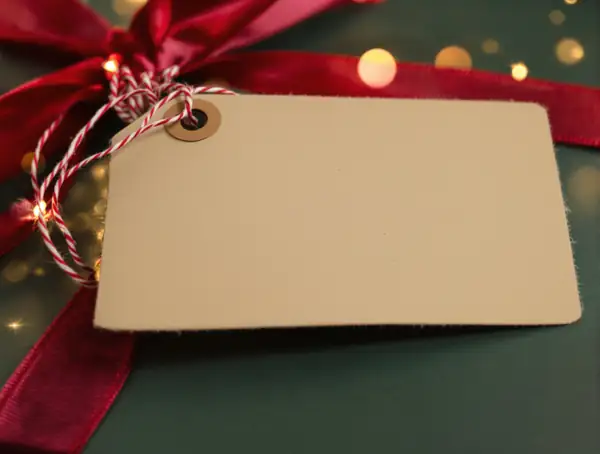 Étiquette cadeau en papier kraft sur un paquet vert