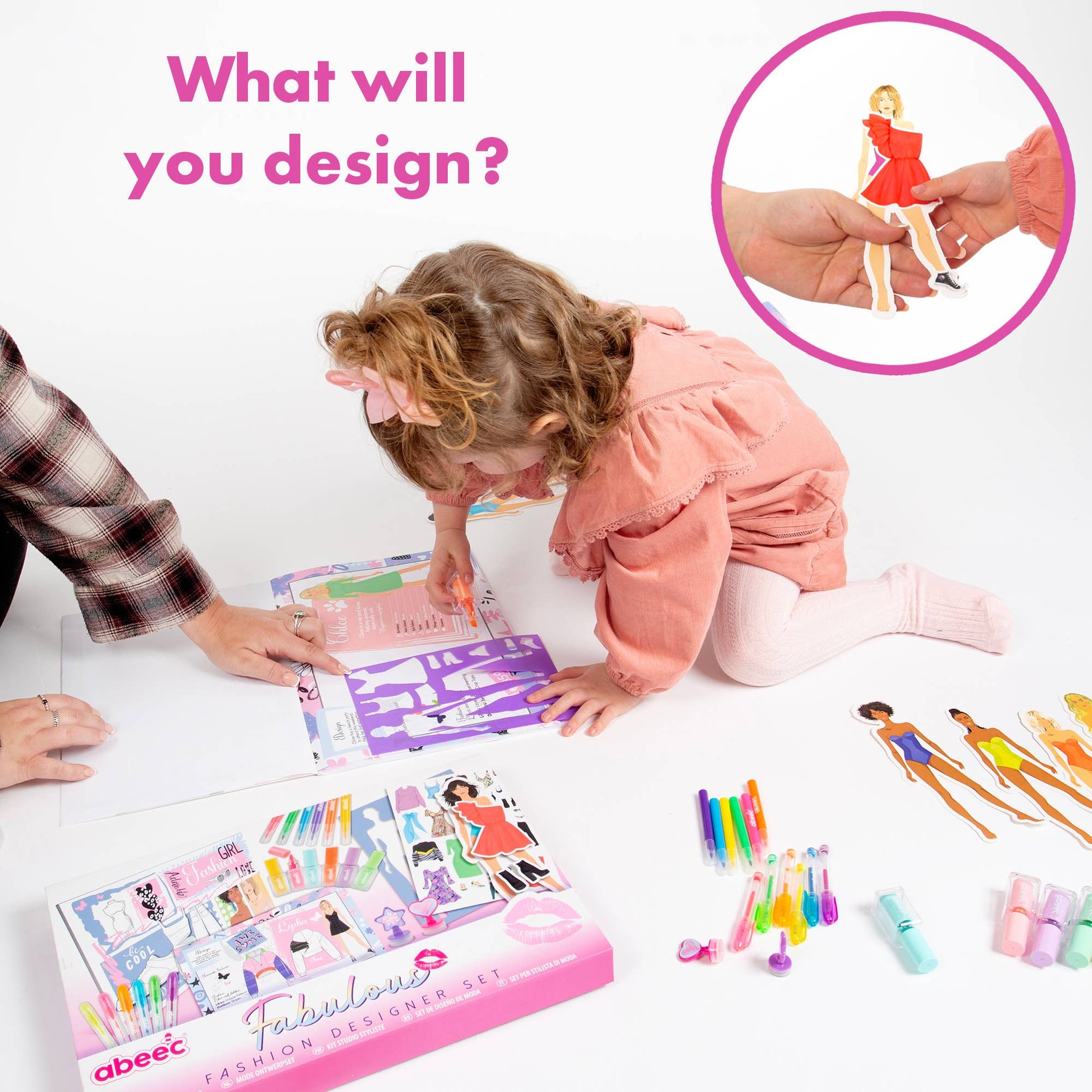 Kind gestaltet am Boden Kleider mit den Vorlagen aus dem Modedesigner-Set