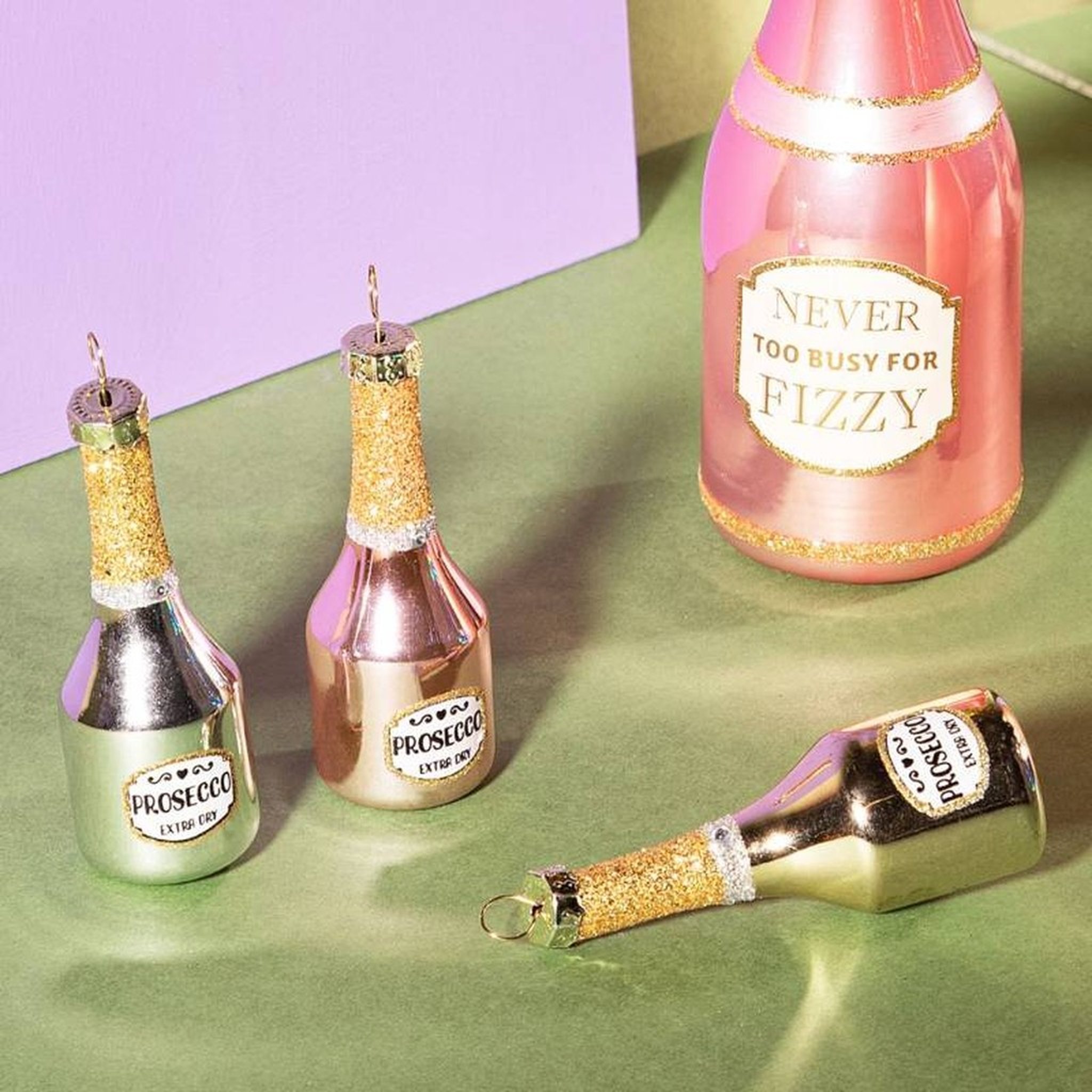 Set de décorations de Noël prosecco en gros plan sur fond vert
