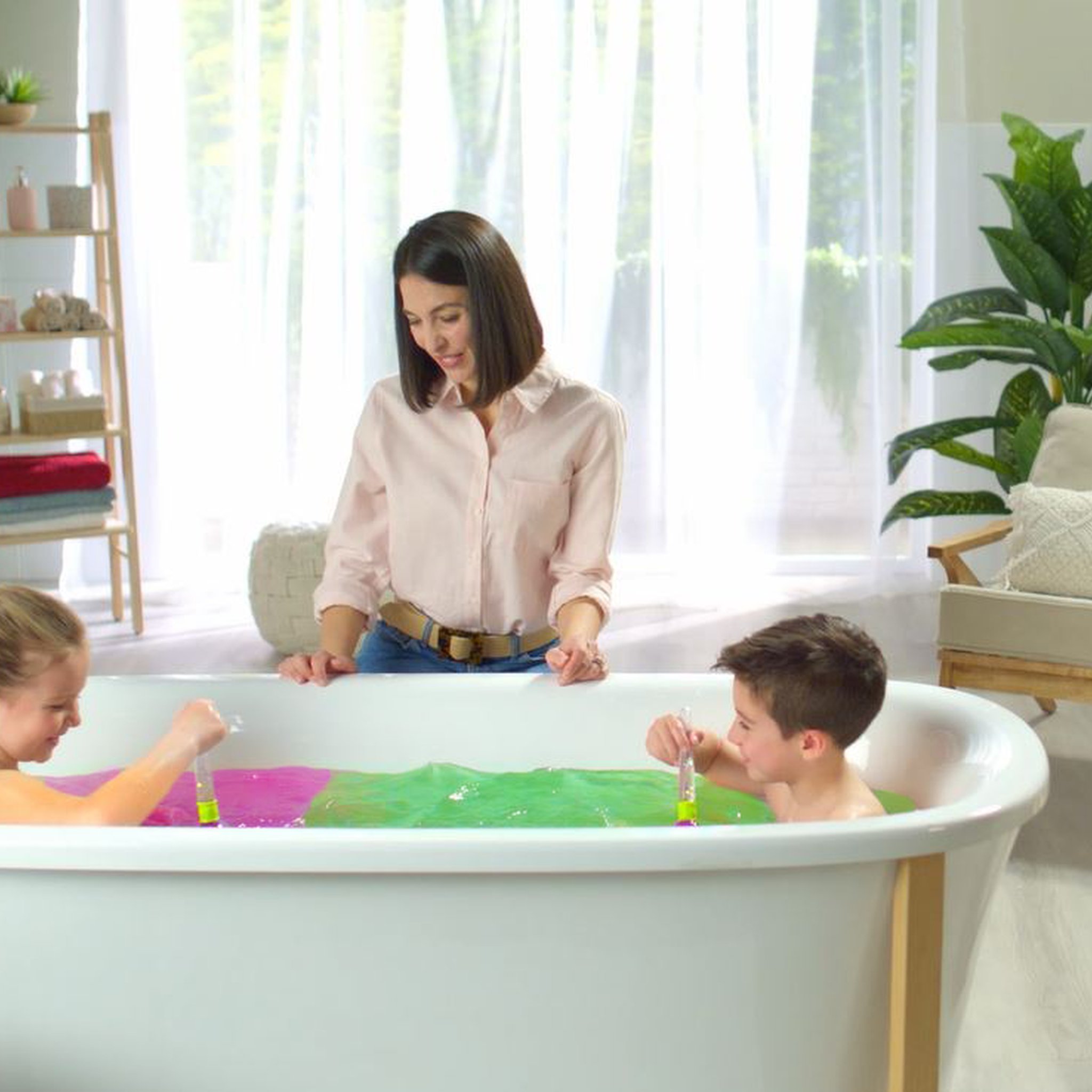 Pinsel mit Bombe in der Wanne