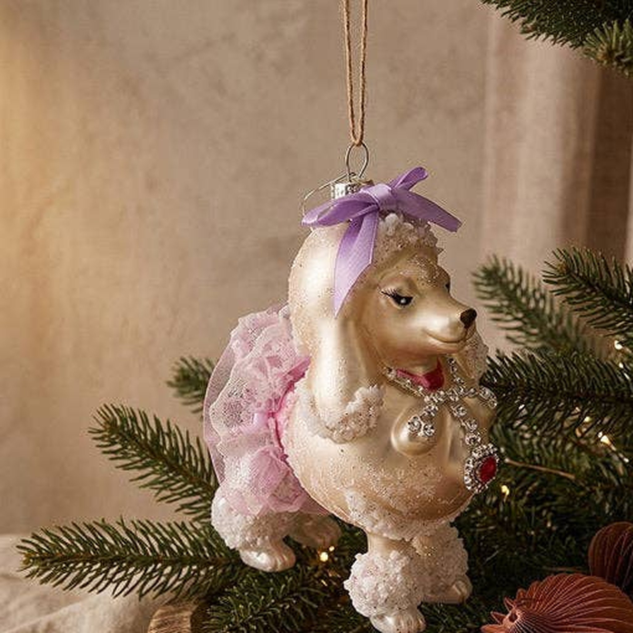 Decorazione per albero barboncino in vetro – foto d'atmosfera