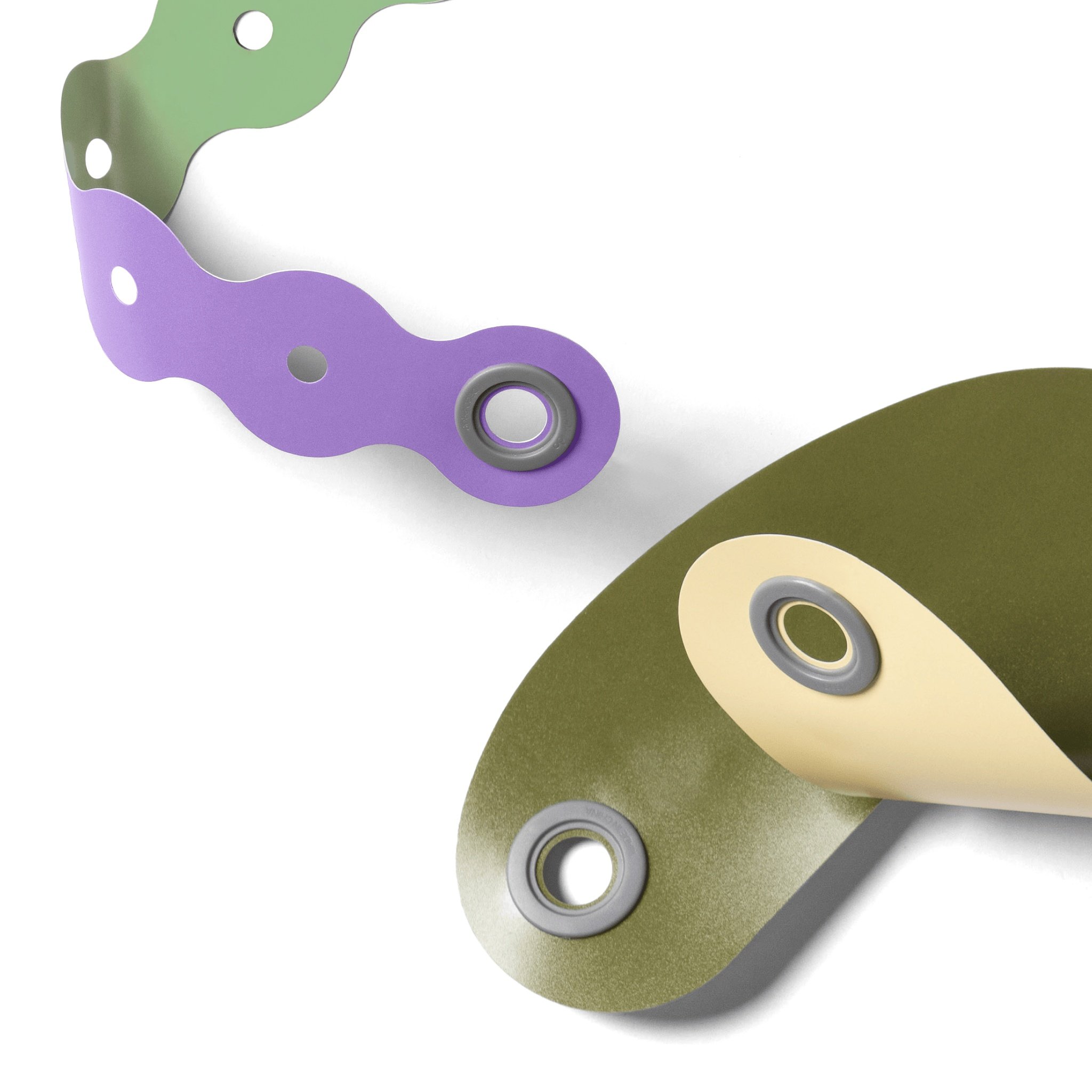 Gros plan des pièces décoratives Blobbies avec œillets pour les assembler