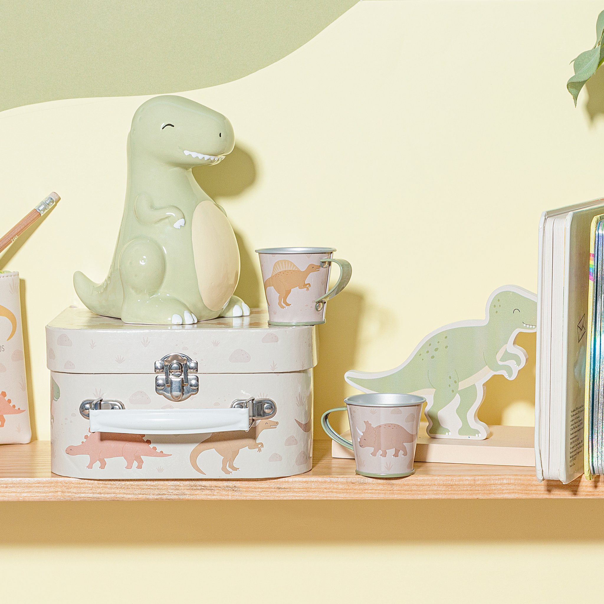 Dînette enfant Desert Dino sur l'étagère de la chambre d'enfant avec veilleuse dino