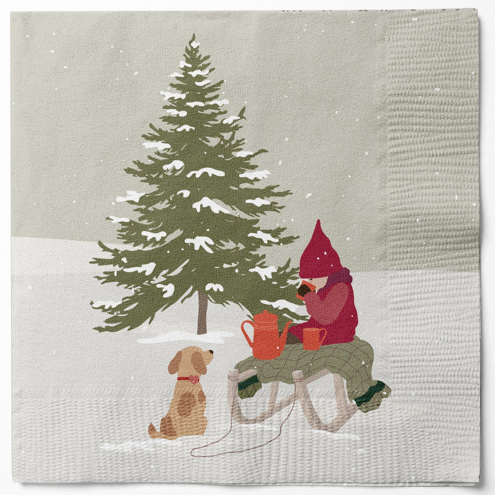 Papierserviette mit verschneitem Tannenbaum, Wichtel auf dem Schlitten und kleinem Hund