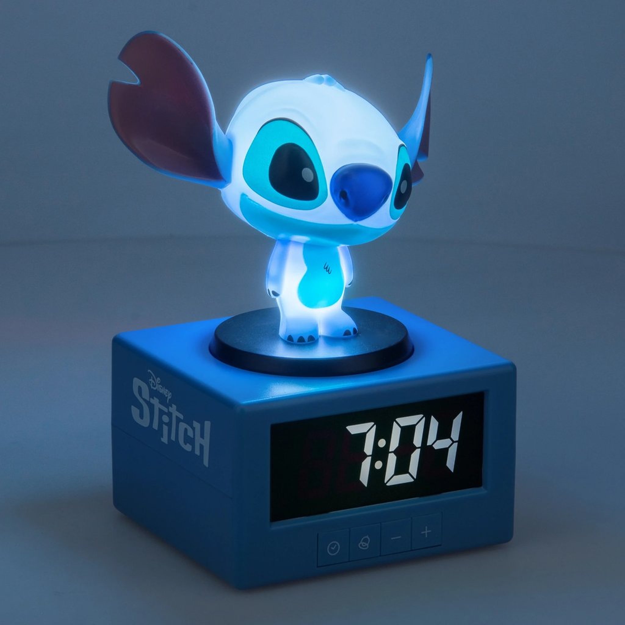 Stitch-Wecker leuchtet blau im abgedunkelten Zimmer