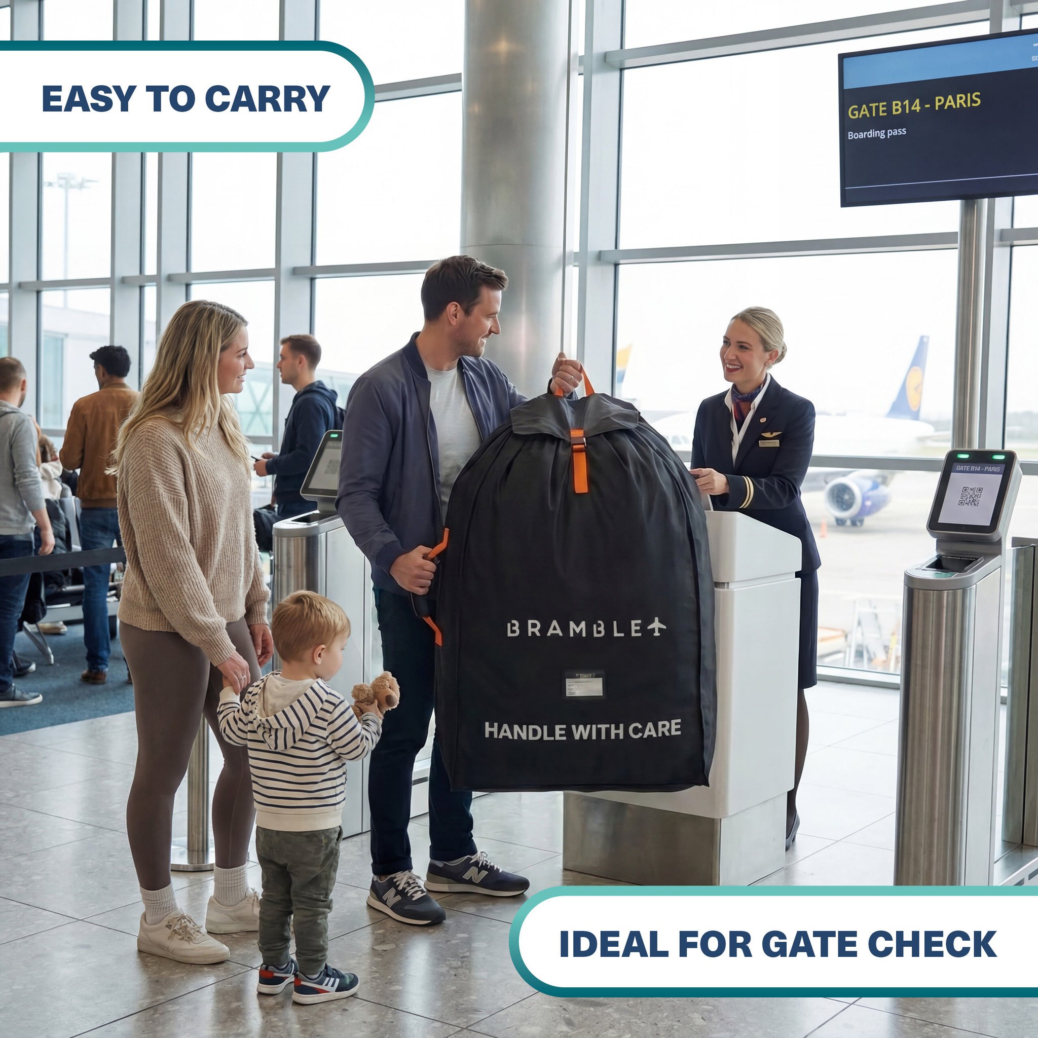 Familie am Flughafen-Gate, der Vater trägt die XL Reisetasche mit dem verpackten Kinderwagen am Griff