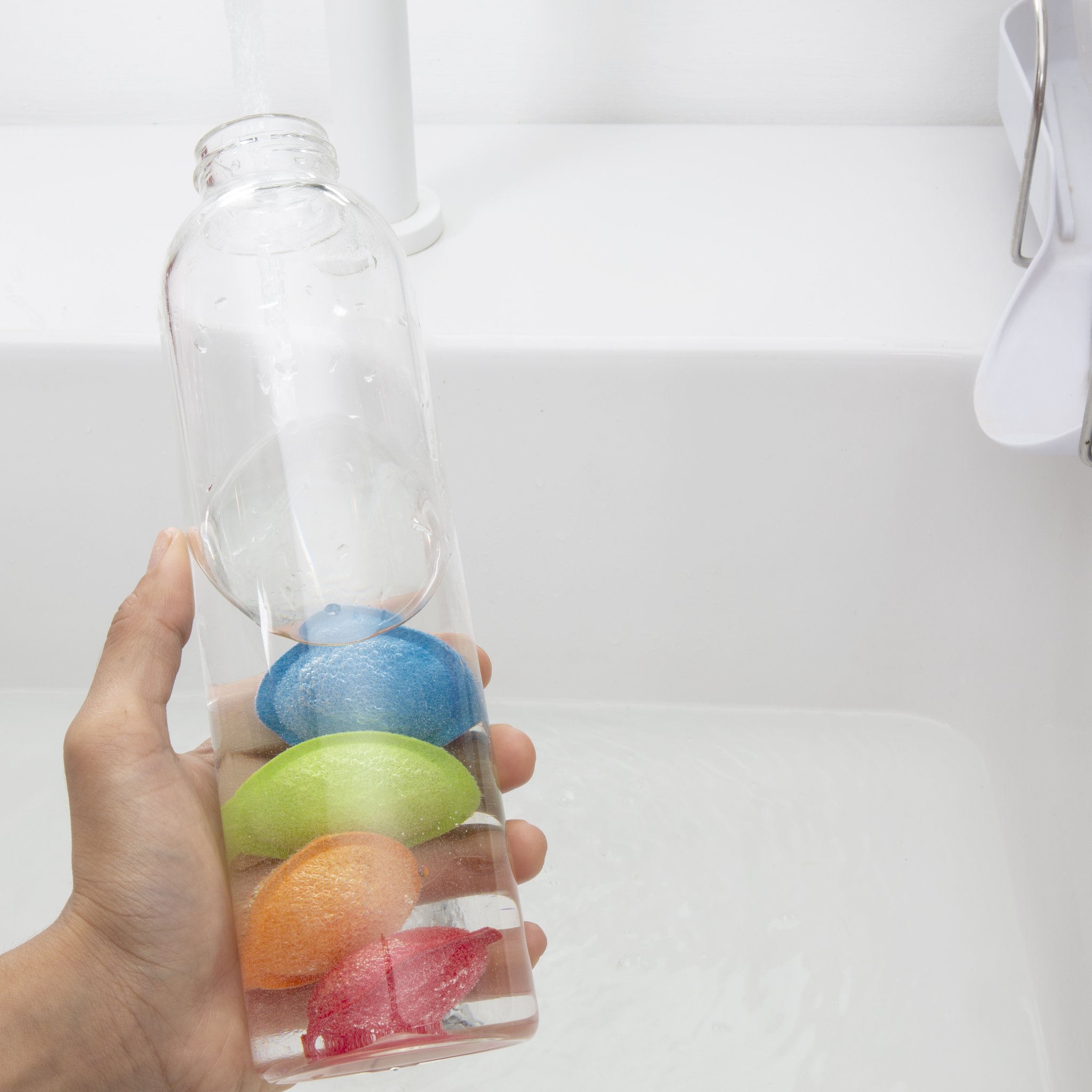 Flaschenreiniger Bottle Scrubbies – 4 farbige Schwämme in Flasche am Spülbecken