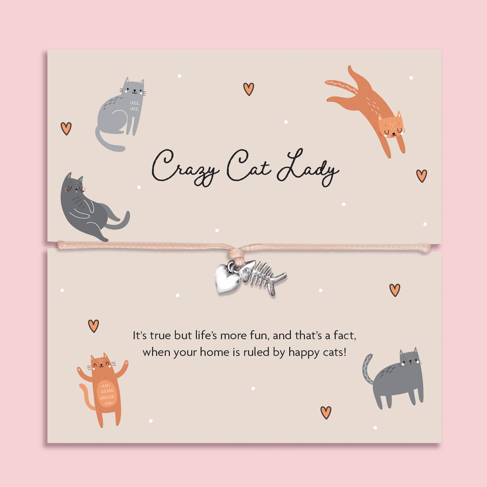Crazy Cat Lady Armband mit Fischgräte und Herz auf illustrierter Katzenkarte vor rosa Hintergrund