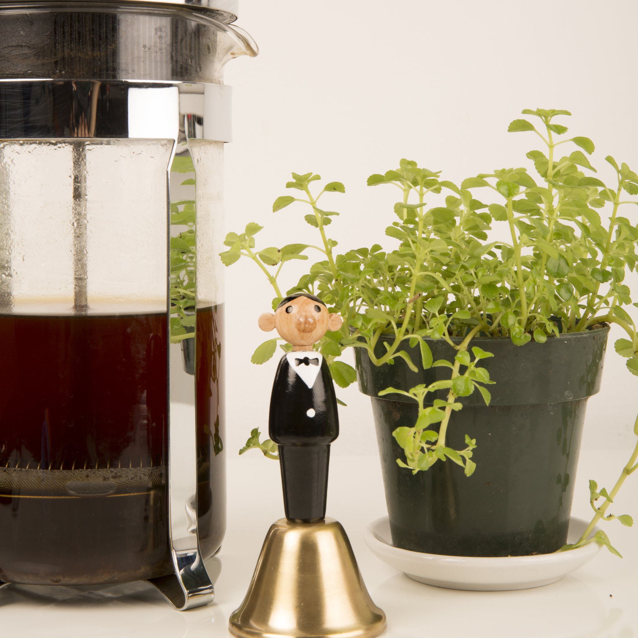 Die Kellner-Tischglocke vor dem Kaffeebereiter, Hochformat