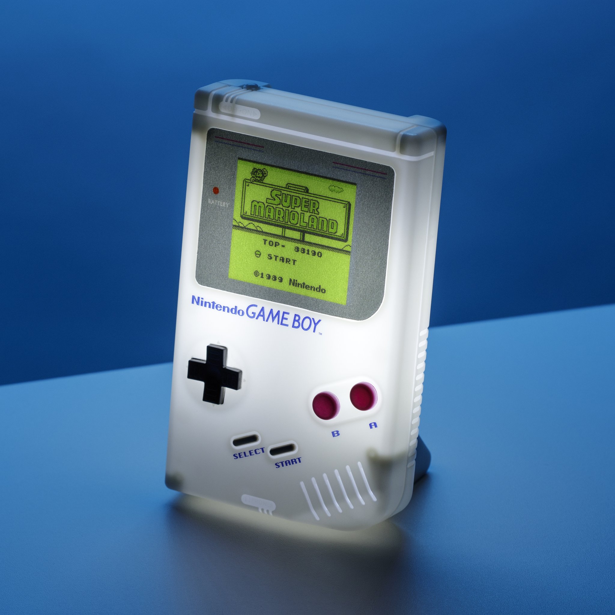 Game-Boy-Nachtlicht vor blauem Hintergrund
