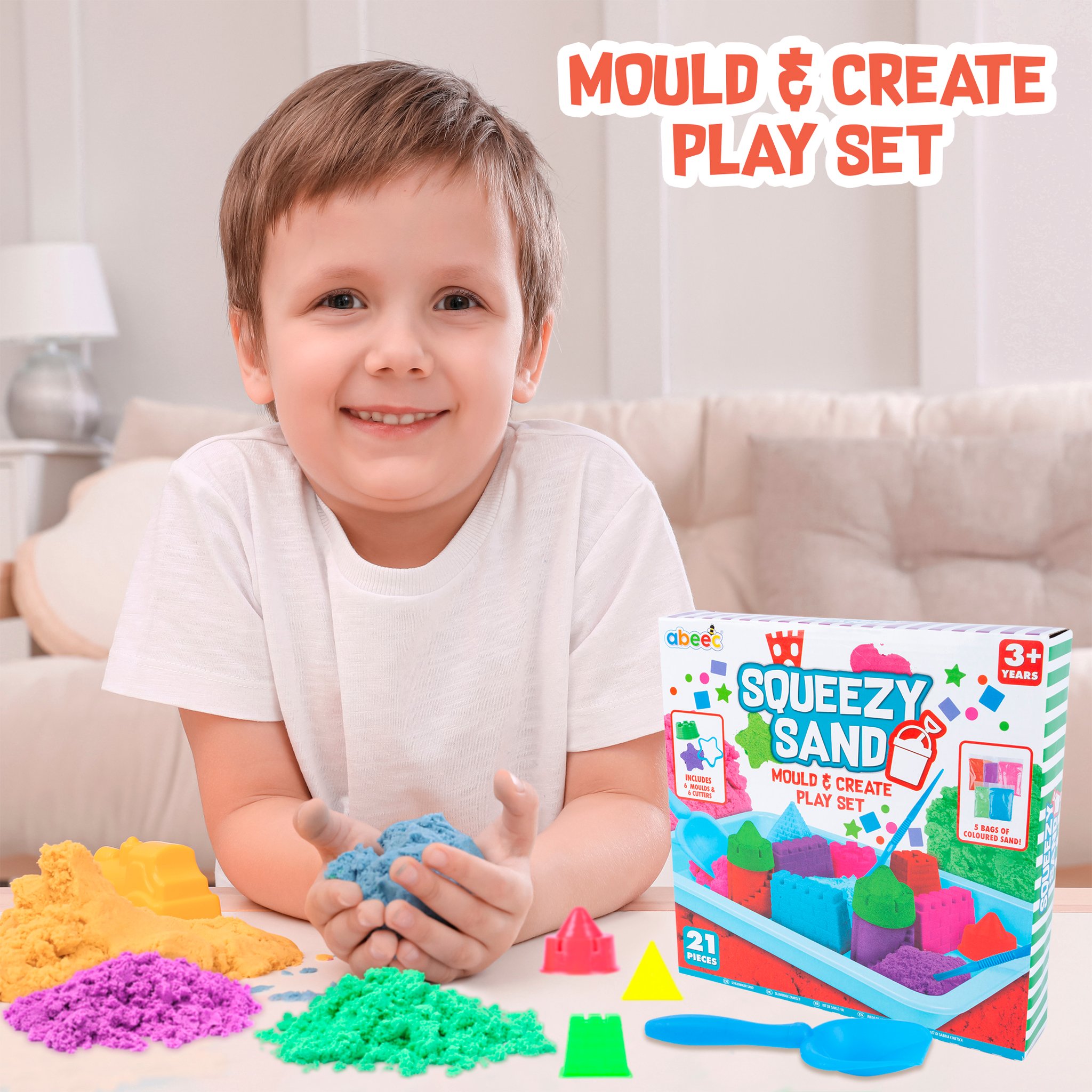 Junge spielt mit abeec Squeezy Sand Set