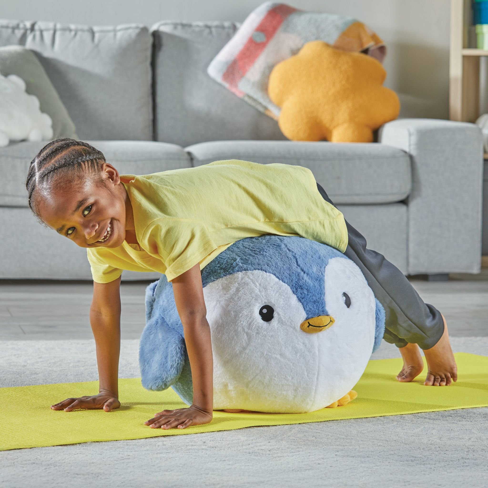 Yoga-Ball-Buddy Pinguin BubblePlush – Kind balanciert auf dem Ball