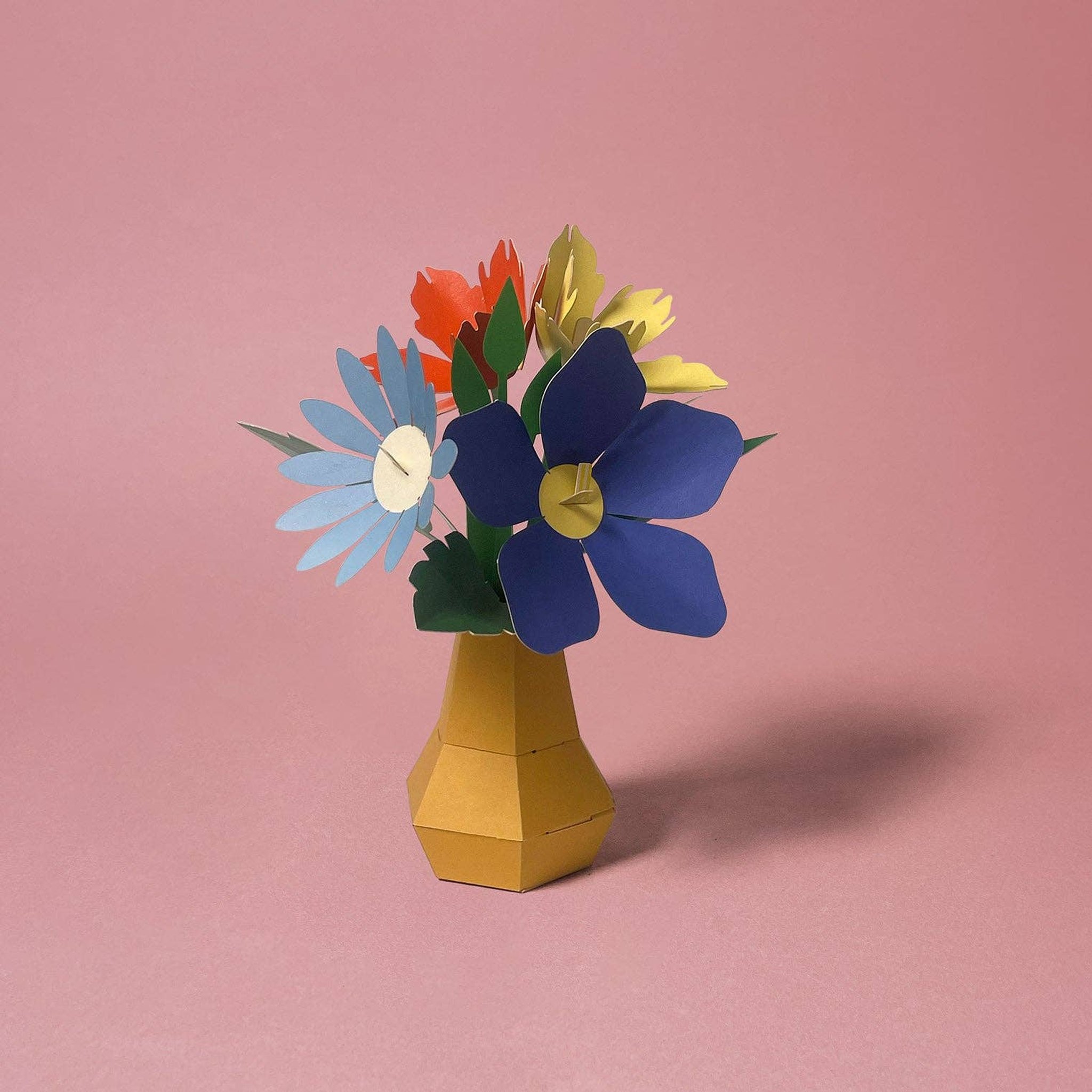 Fertig gebastelt: 3D-Modell Blumenstrauss in gelber Vase aus Papier