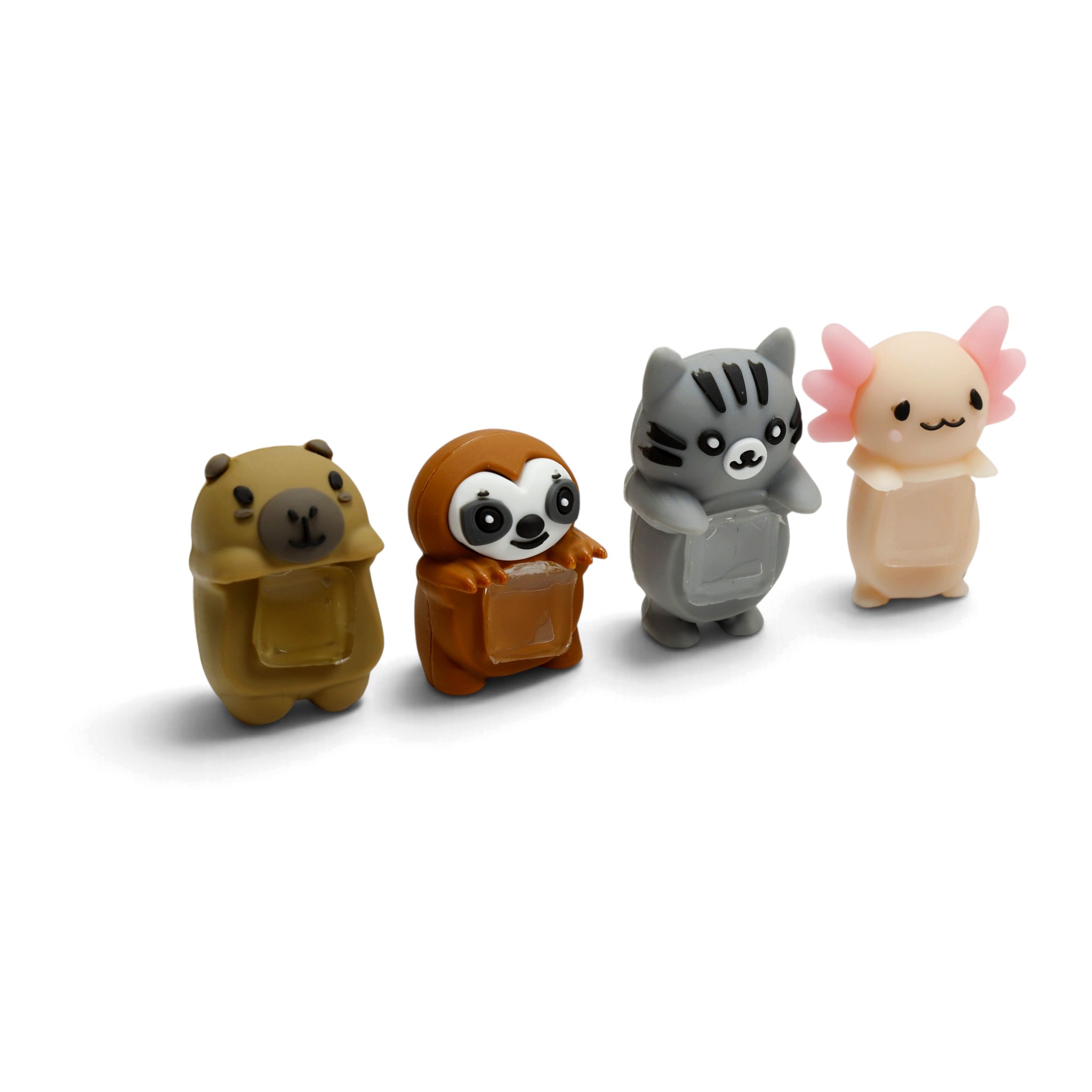 Vier Adoramals Handyanhänger: Capybara, Faultier, Katze und Axolotl