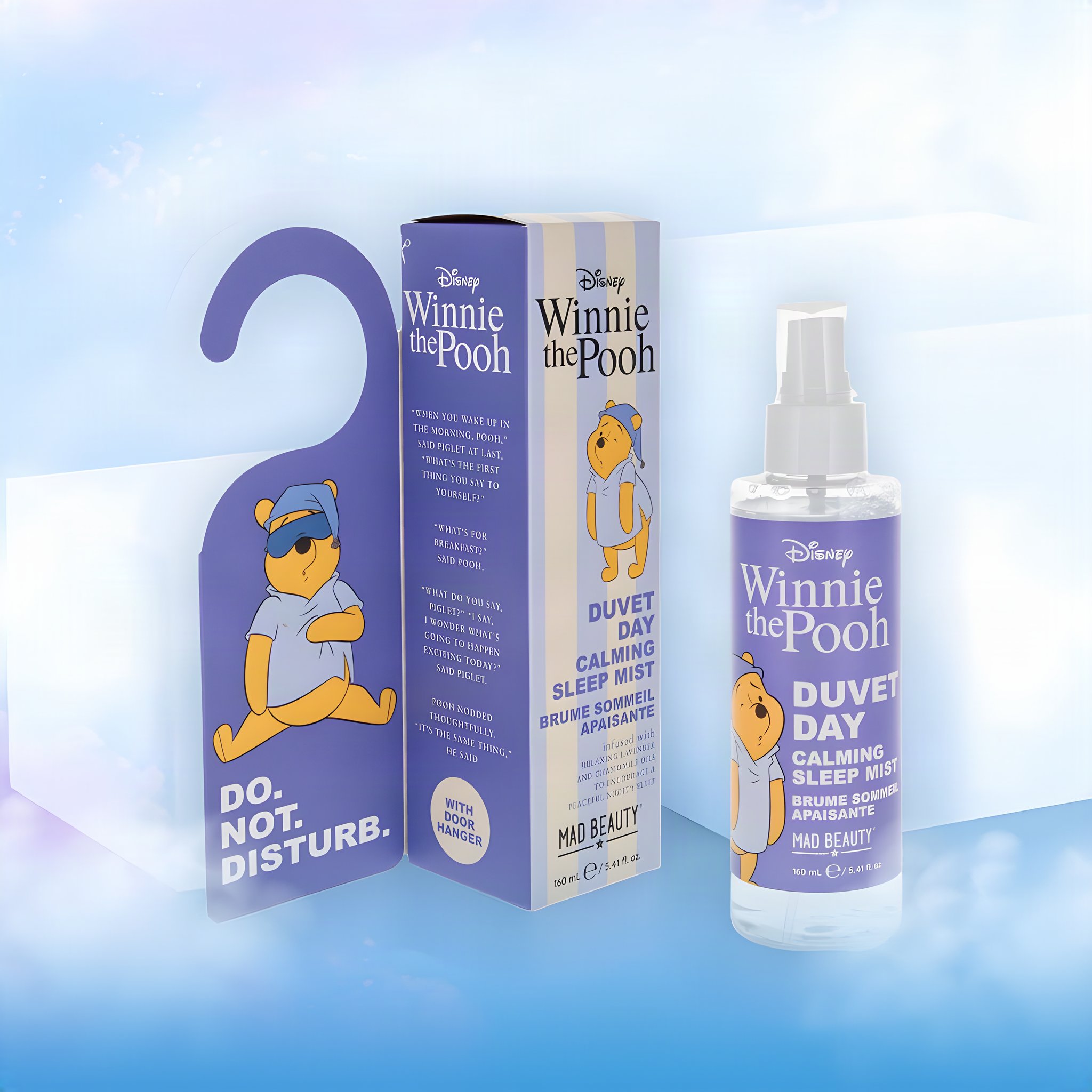 Winnie Puuh Calming Sleep Mist: Sprühflasche, Faltschachtel und Türhänger «Do not disturb» vor einem Wolkenhimmel
