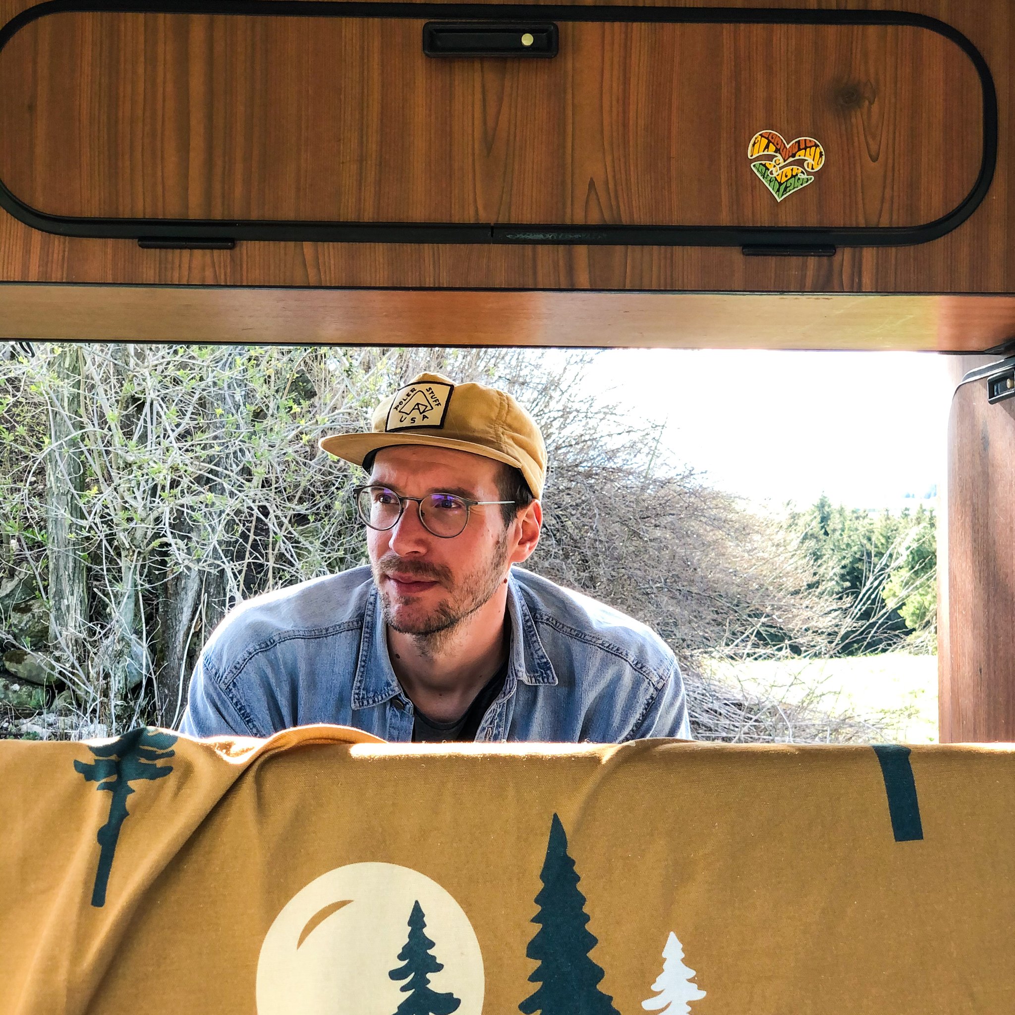 Coperta Wild & Free nel van, stesa sulla panca