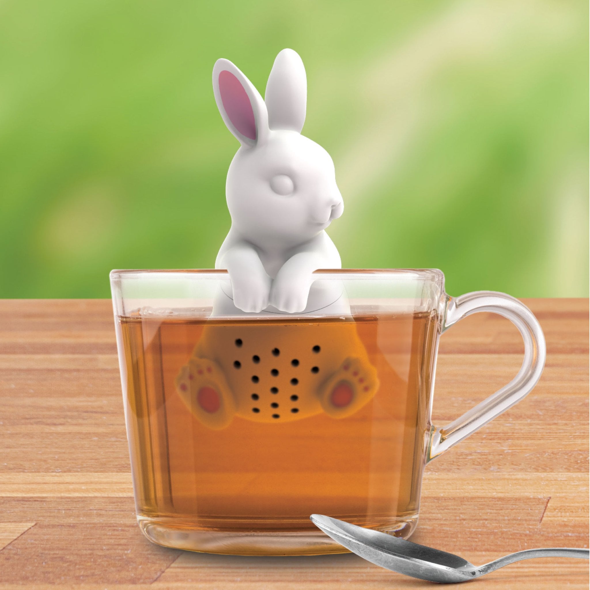 Häschen Tee-Ei in Teetasse mit Tee