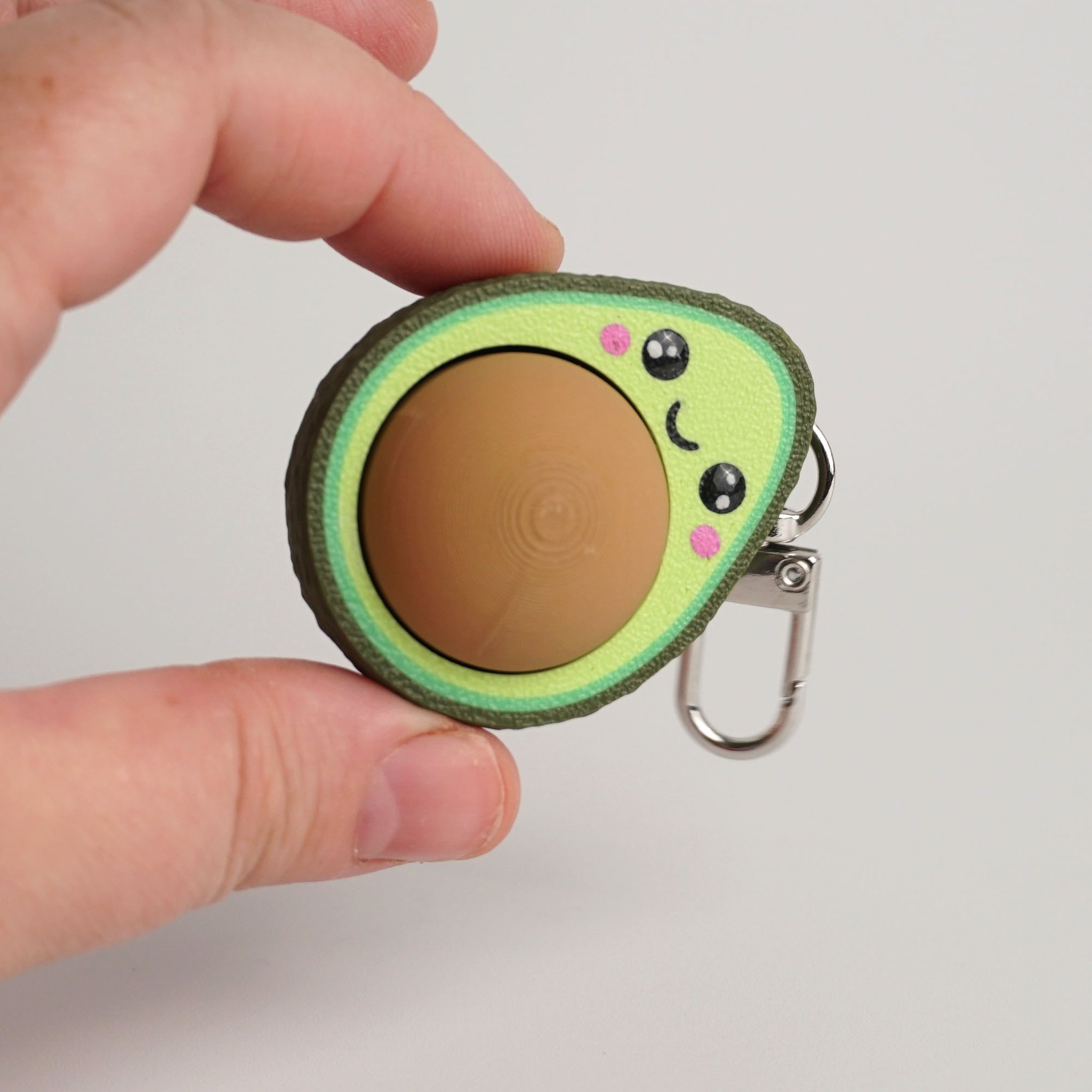 Tukitsu Avocado Clicker Schlüsselanhänger — Schrägansicht mit Karabiner