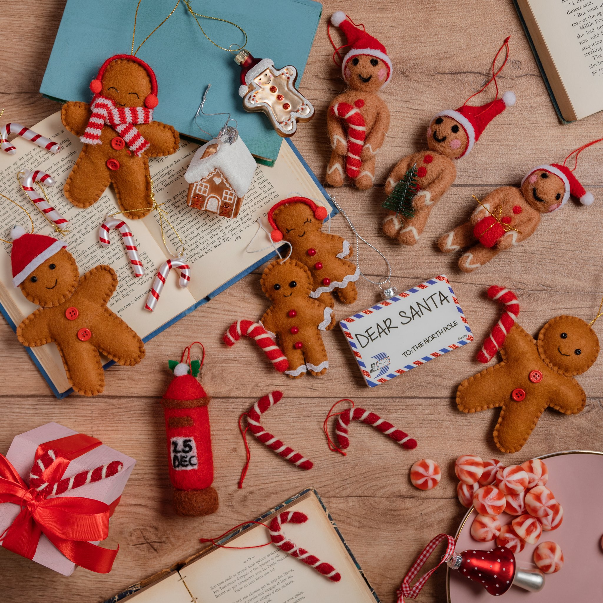 Décoration de Noël pain d'épices avec sucres d'orge, cadeaux et livres sur table en bois